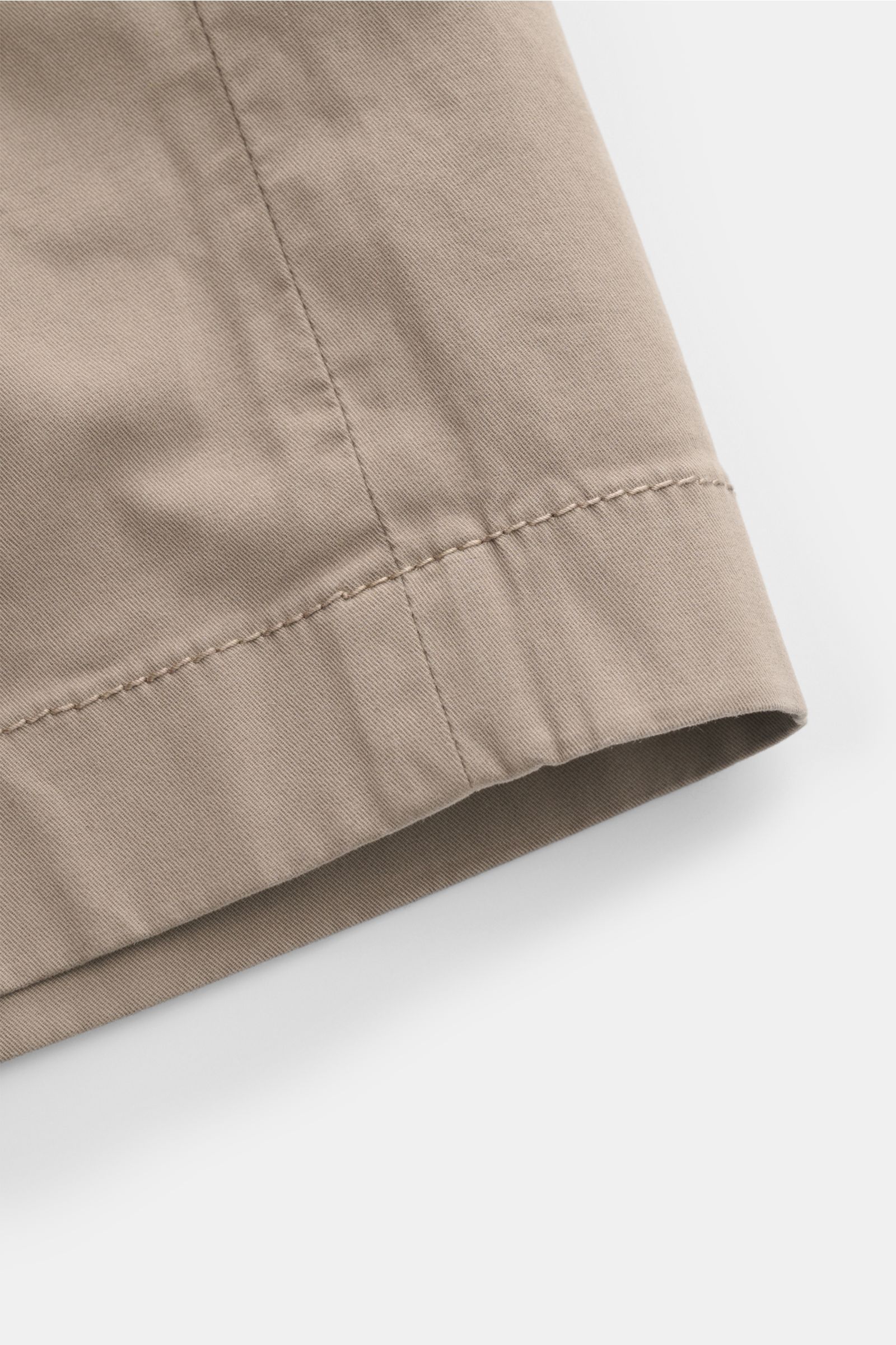 Jacob Cohen Bermudas 'Bob' graubraun, Detailansicht Saum, elastische Baumwolle, garment dyed, Slim Fit, weicher Griff, feine Köperstruktur.