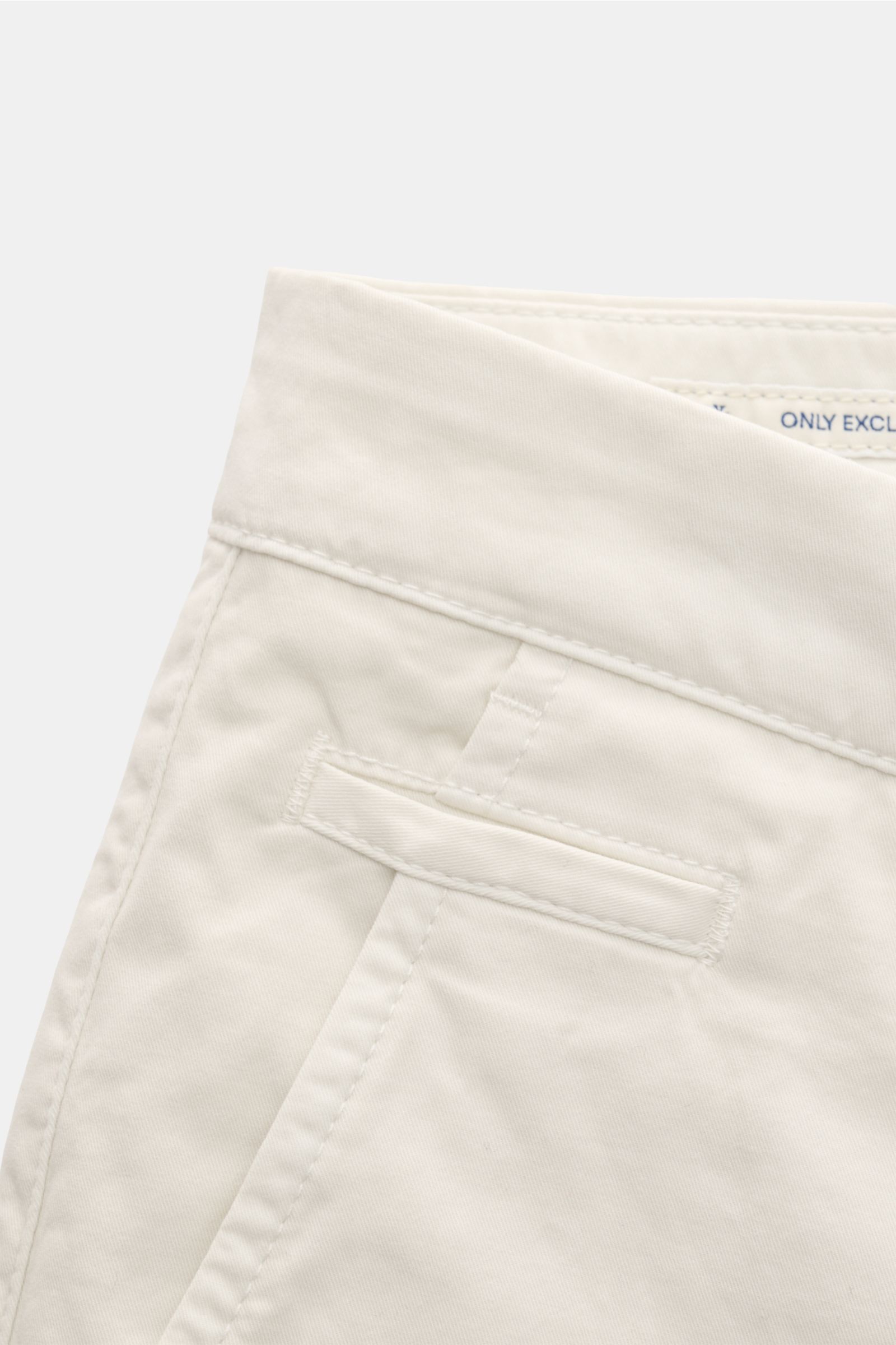 Jacob Cohen Bermudas 'Bob' creme, Slim Fit, garment dyed, elastische Baumwolle, feine Köperstruktur, niedrige Bundhöhe, Taschen, Leather Patch, Detailansicht.