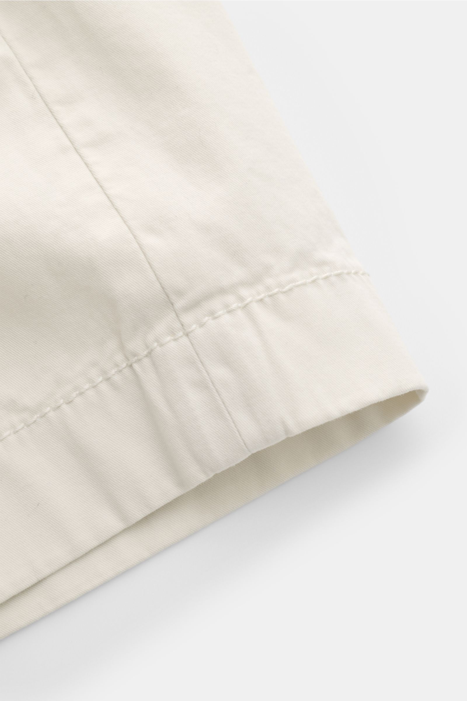 Jacob Cohen Bermudas 'Bob' creme in Nahaufnahme, slim Fit, garment dyed, elastische Baumwolle mit feiner Köperstruktur, weicher Griff.