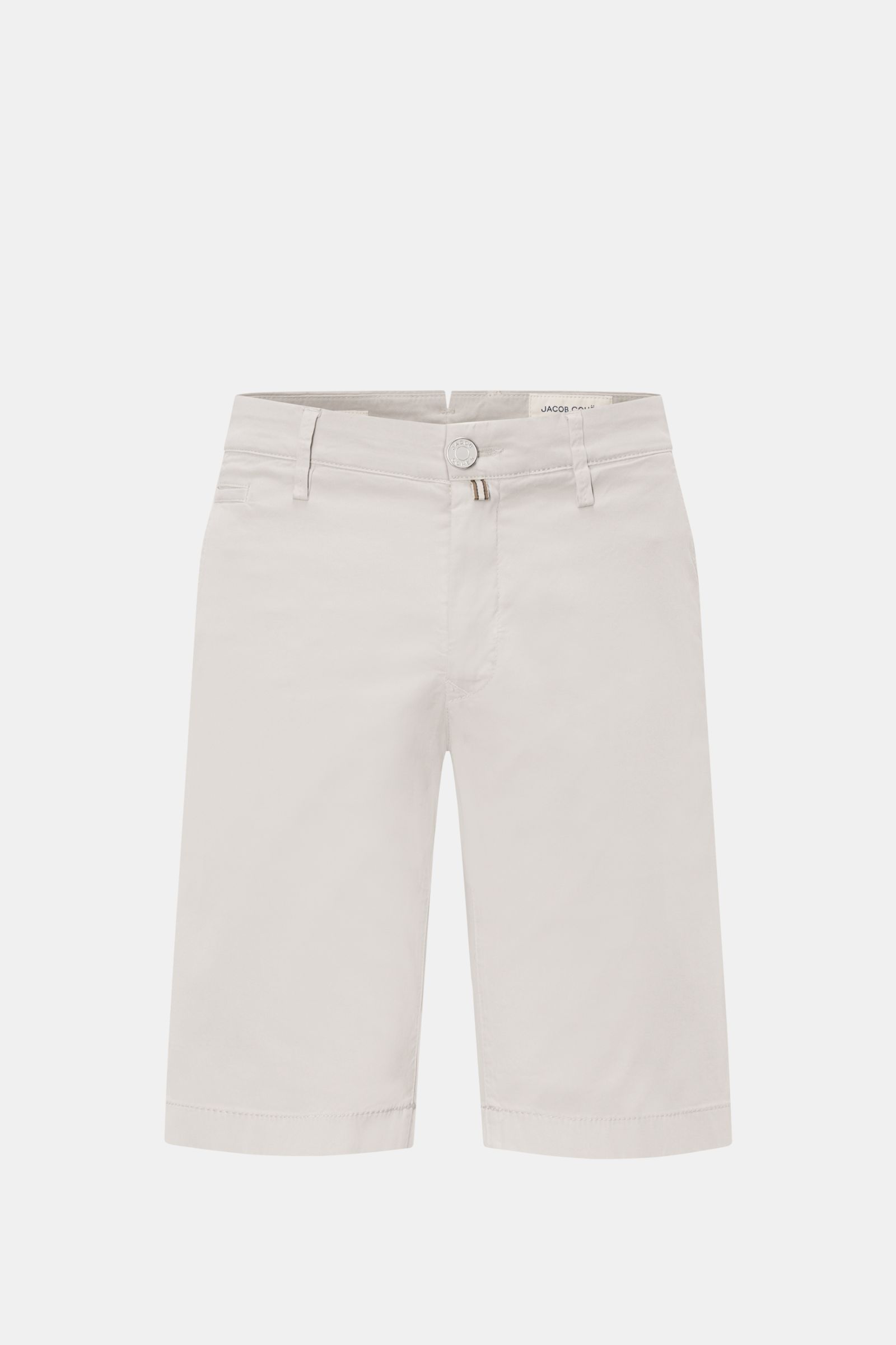 Jacob Cohen Bermudas 'Bob' hellgrau, Slim Fit, garment dyed, elastische Baumwolle, Button Fly, französische Taschen, Leder-Patch, Frontansicht.