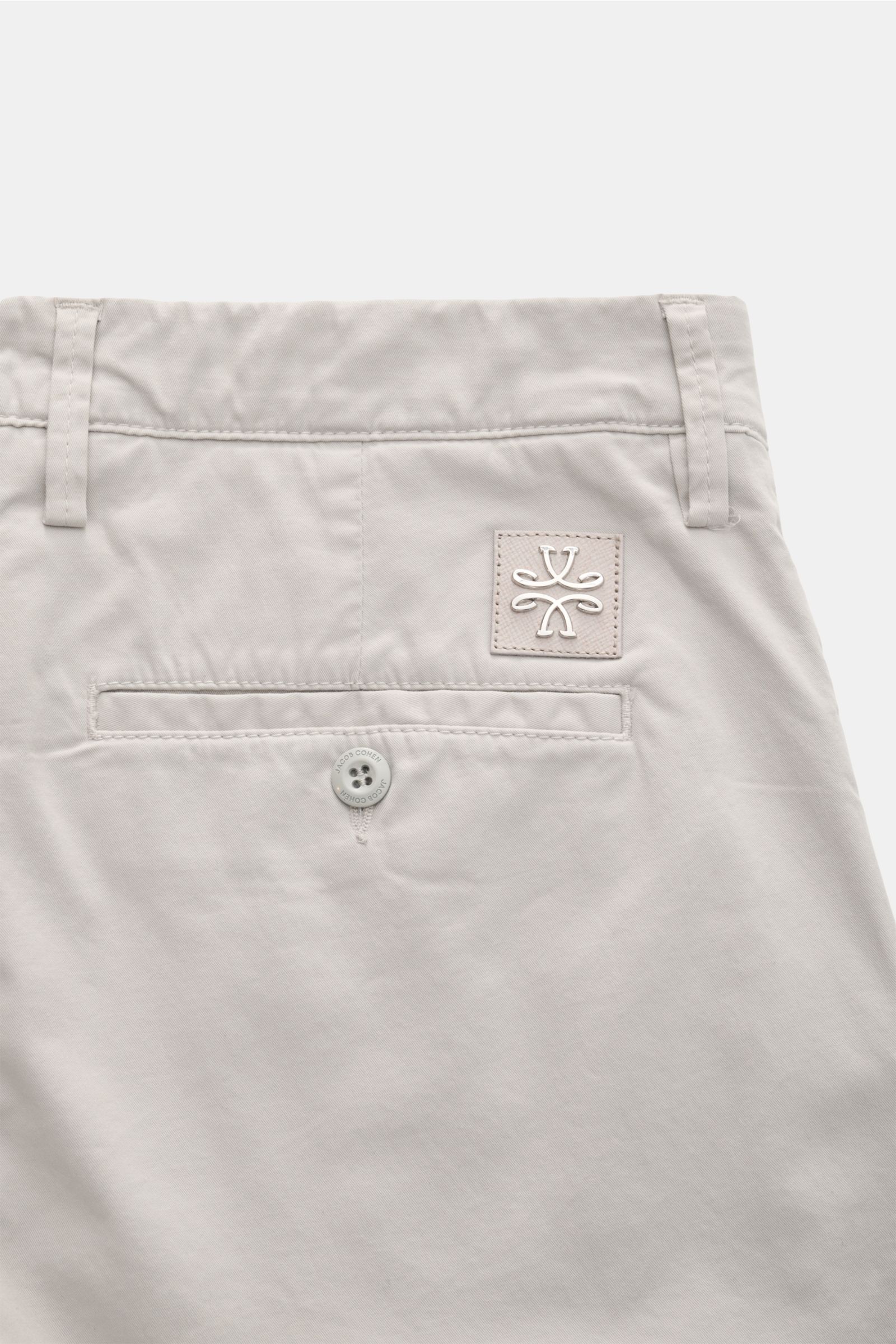 Jacob Cohen Bermudas 'Bob' hellgrau, Rückansicht, Slim Fit aus elastischer Baumwolle mit Knopf-Gesäßtasche und ikonischem Leather Patch.