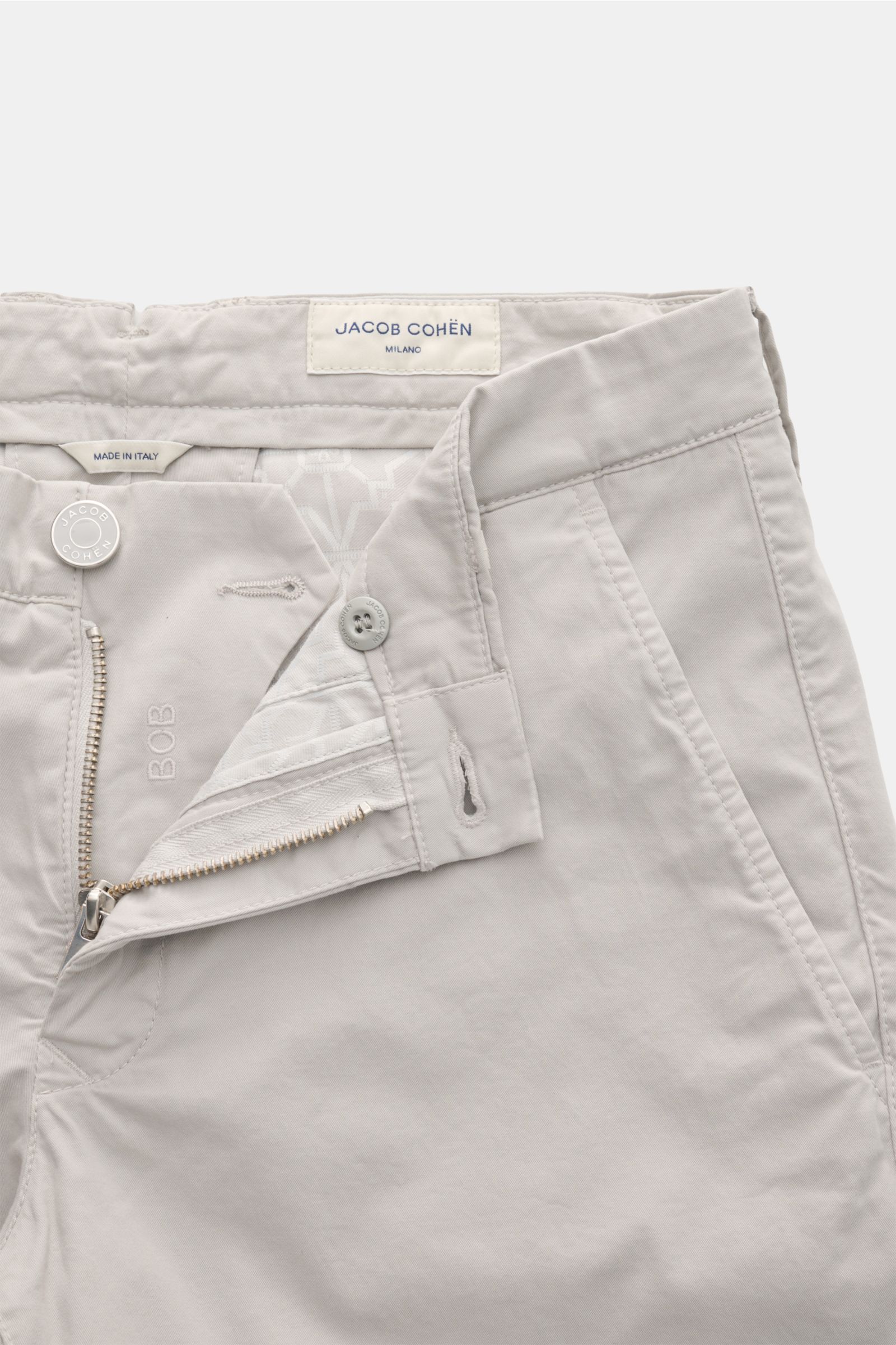 Jacob Cohen Bermudas 'Bob' hellgrau, Slim Fit, garment dyed, elastische Baumwolle, Button Fly, französische Taschen, Leather Patch, Front nah.