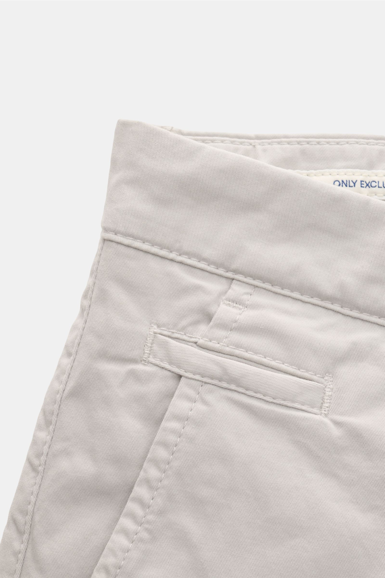 Jacob Cohen Bermudas 'Bob' hellgrau, Detailfoto von Bund und Taschen aus elastischer Baumwolle, Slim Fit, garment dyed, mit Leather Patch.