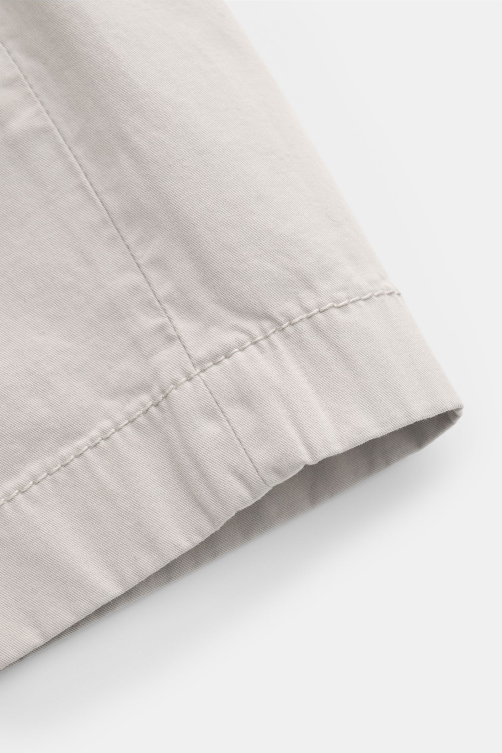 Jacob Cohen Bermudas 'Bob' hellgrau, Detailaufnahme des Saums aus weicher, elastischer Baumwolle mit feiner Köperstruktur, slim fit, garment dyed.