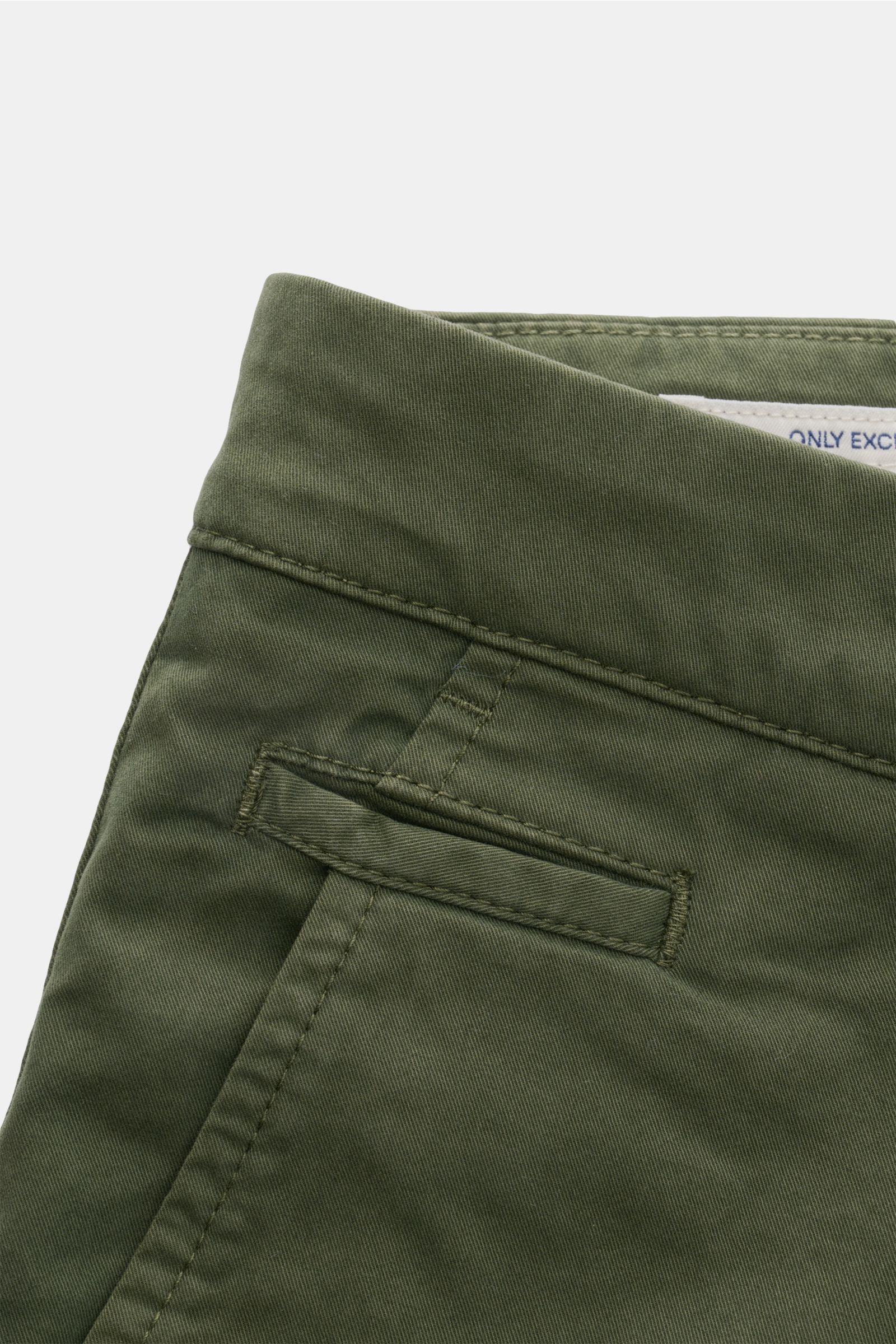 Jacob Cohen Bermudas 'Bob' grün, Slim Fit, garment dyed, elastische Baumwolle mit feiner Köperstruktur, niedrige Bundhöhe, französische Tasche, Leather Patch, Nahaufnahme von oben.