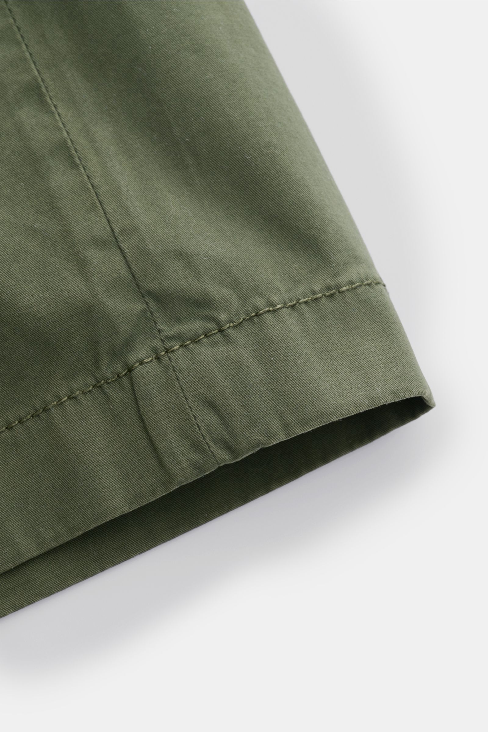 Jacob Cohen Bermudas 'Bob' grün, Detailaufnahme des Saums aus weicher, elastischer Baumwolle mit feiner Köperstruktur, slim fit, garment dyed.