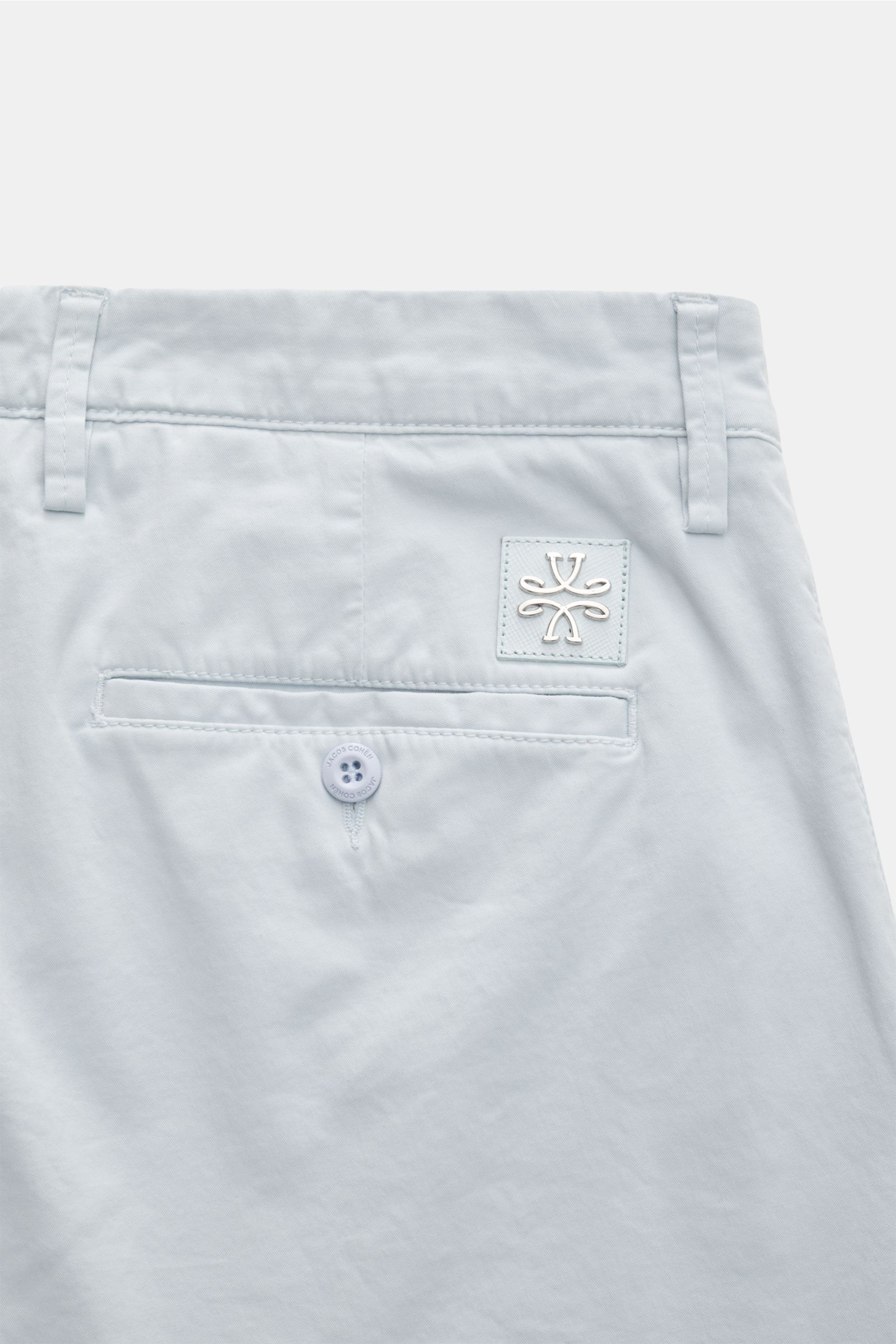Jacob Cohen Bermudas 'Bob' pastellblau, Slim Fit, garment dyed, elastische Baumwolle, Rückansicht mit Knopf-Gesäßtasche und Leather Patch.