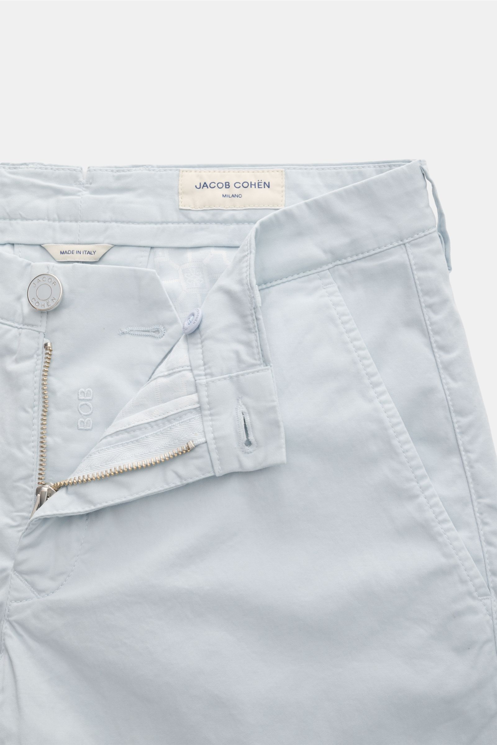 Jacob Cohen Bermudas 'Bob' pastellblau, Slim Fit, elastische Baumwolle, Button Fly, französische Taschen, Leather Patch, Detailaufnahme von oben.
