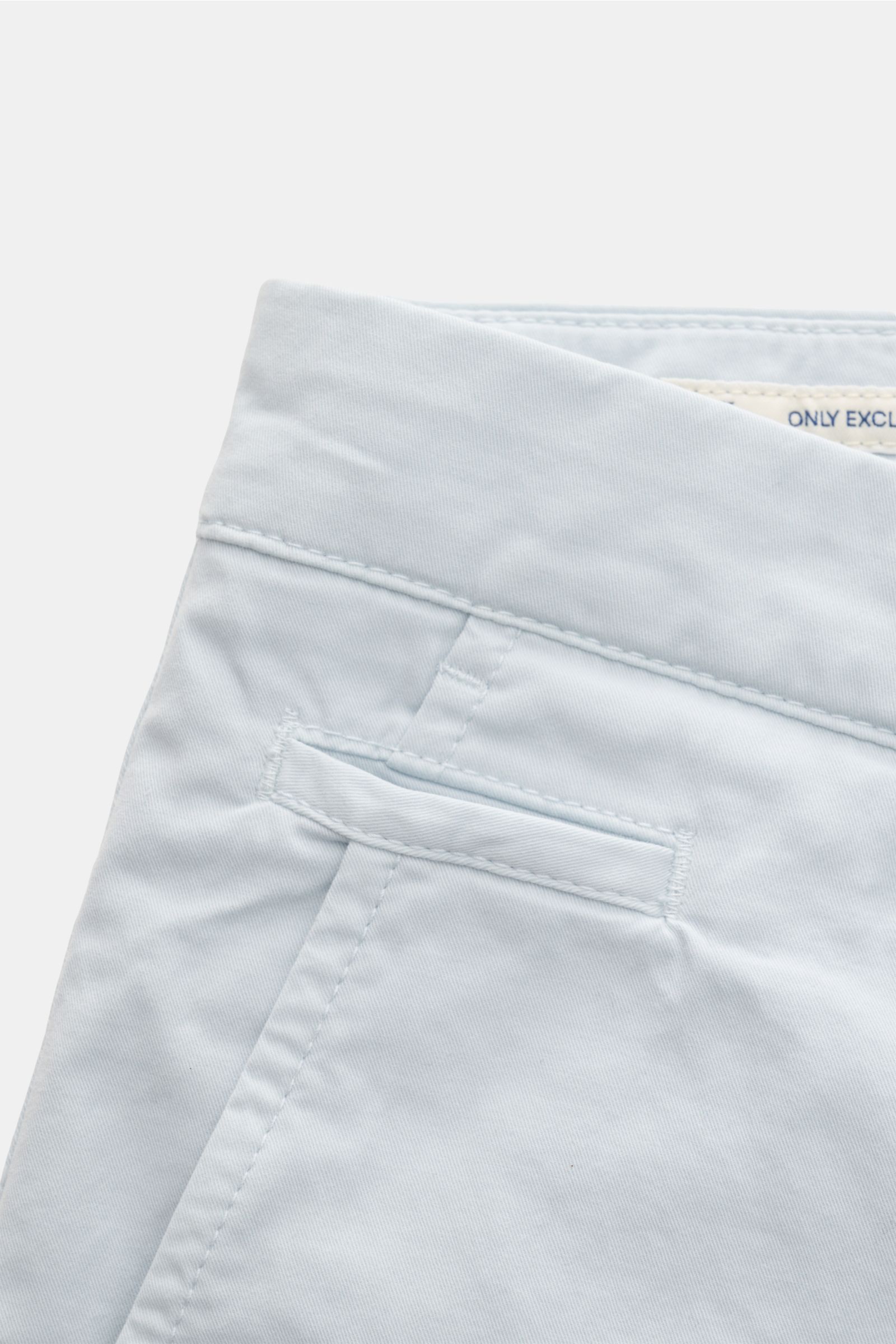 Jacob Cohen Bermudas 'Bob' pastellblau, Slim Fit, elastische Baumwolle, feine Köperstruktur, niedrige Bundhöhe, französische Taschen, Leather Patch, Nahaufnahme.