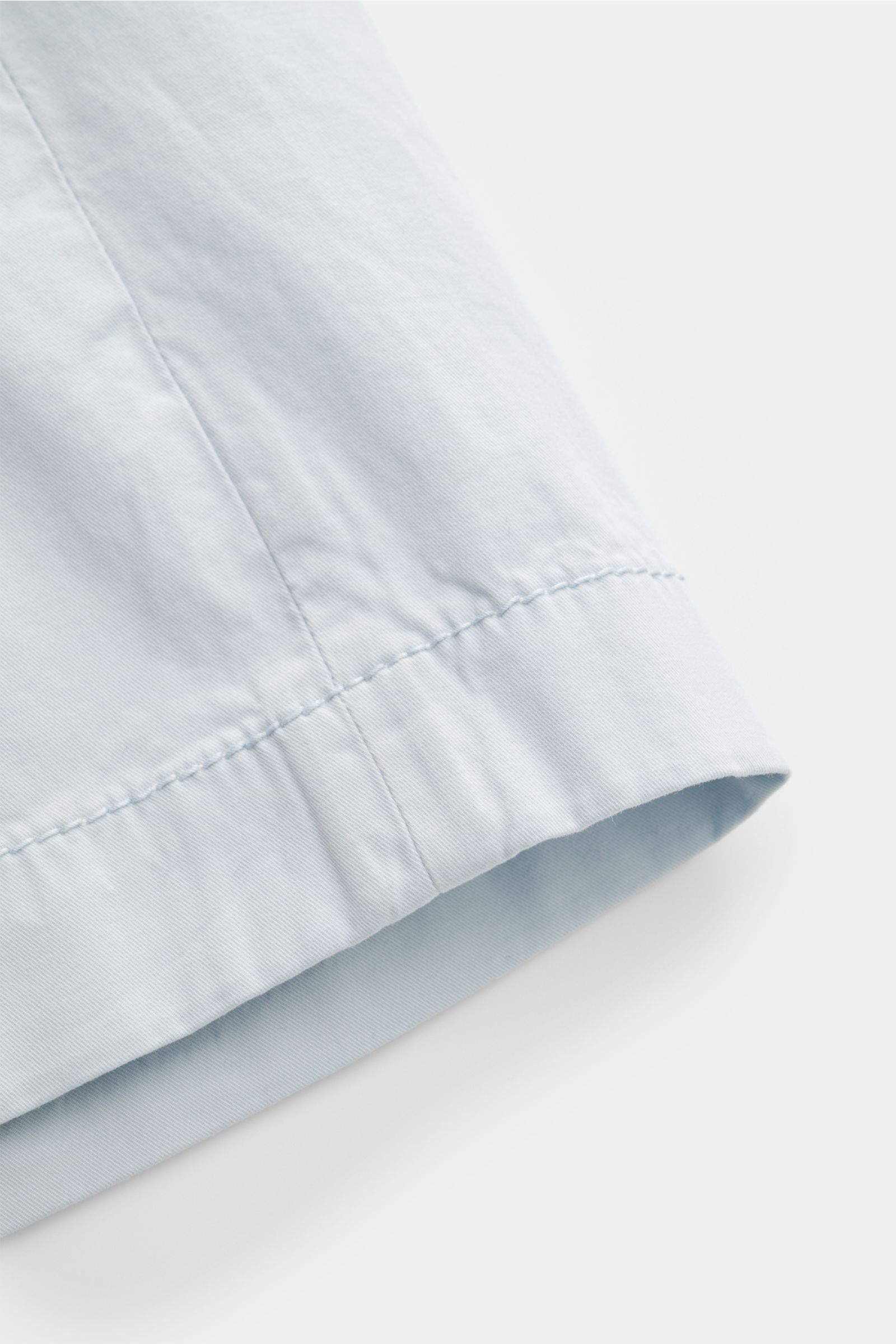 Jacob Cohen Bermudas 'Bob' pastellblau, Detailansicht Saum und Naht, elastische, weiche Baumwolle, Slim Fit, garment dyed, Button Fly.