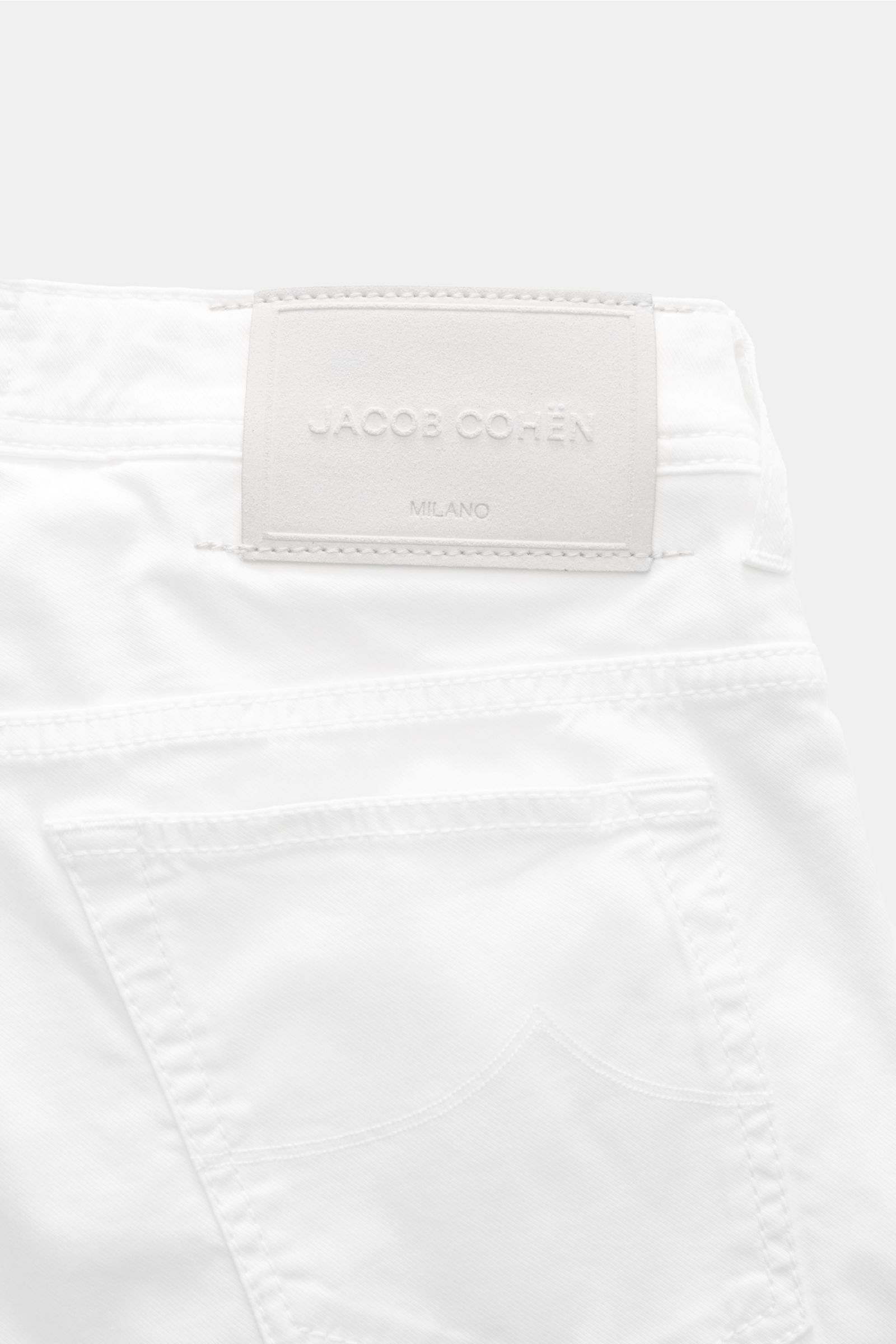 Close-up rear view of Jacob Cohen Bermudas 'Lou' white showing the leather brand patch on waistband.

Summer as it should be: The 'Lou' bermudas by JACOB COHEN combine the distinctive style of the Italian denim label with the brand's signature high-qua
