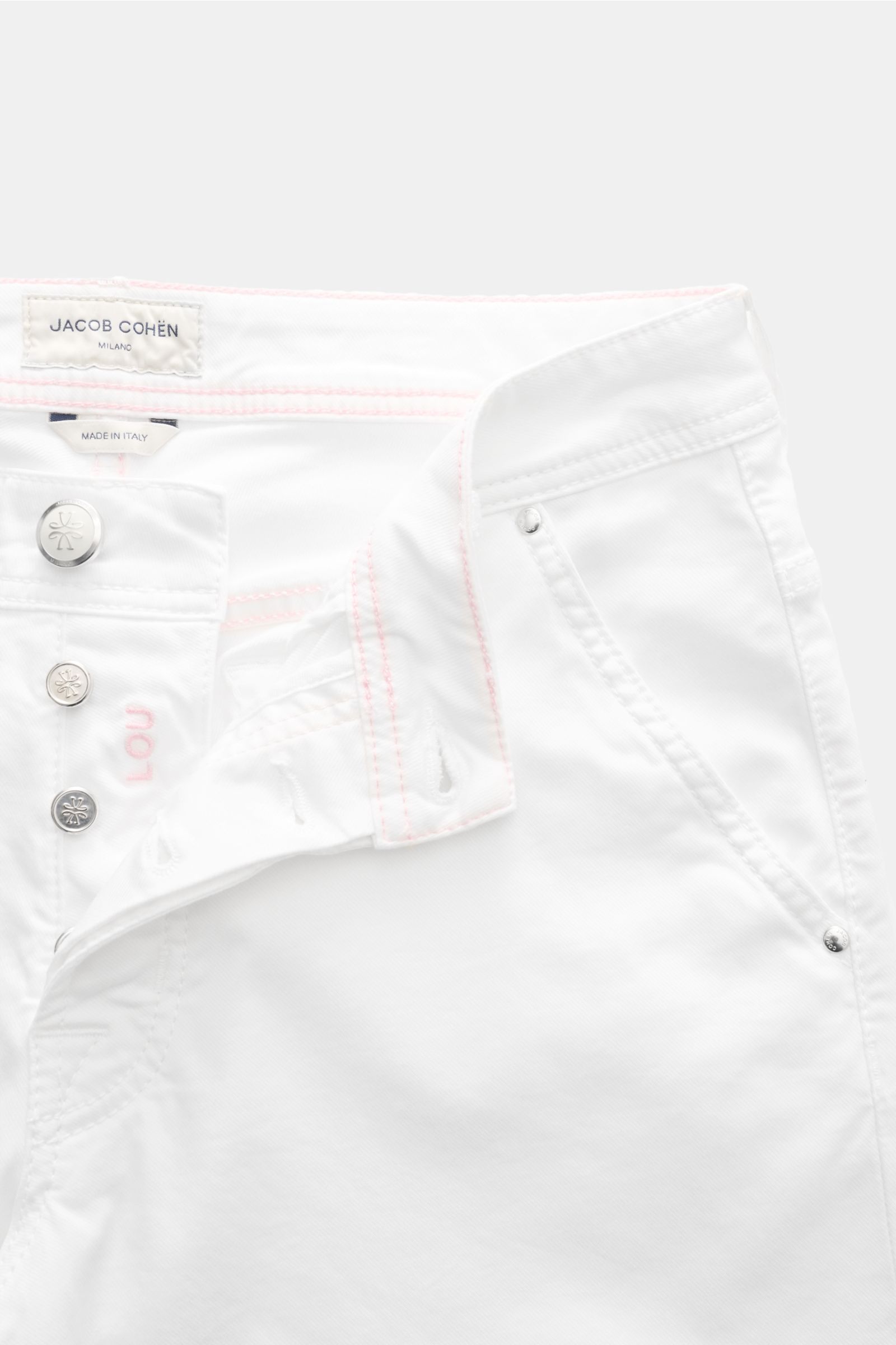 Close-up of the front top section of Jacob Cohen Bermudas 'Lou' white, showing button fly, French pockets, and leather patch.

Description: Summer as it should be: The 'Lou' bermudas by JACOB COHEN combine the distinctive style of the Italian denim lab