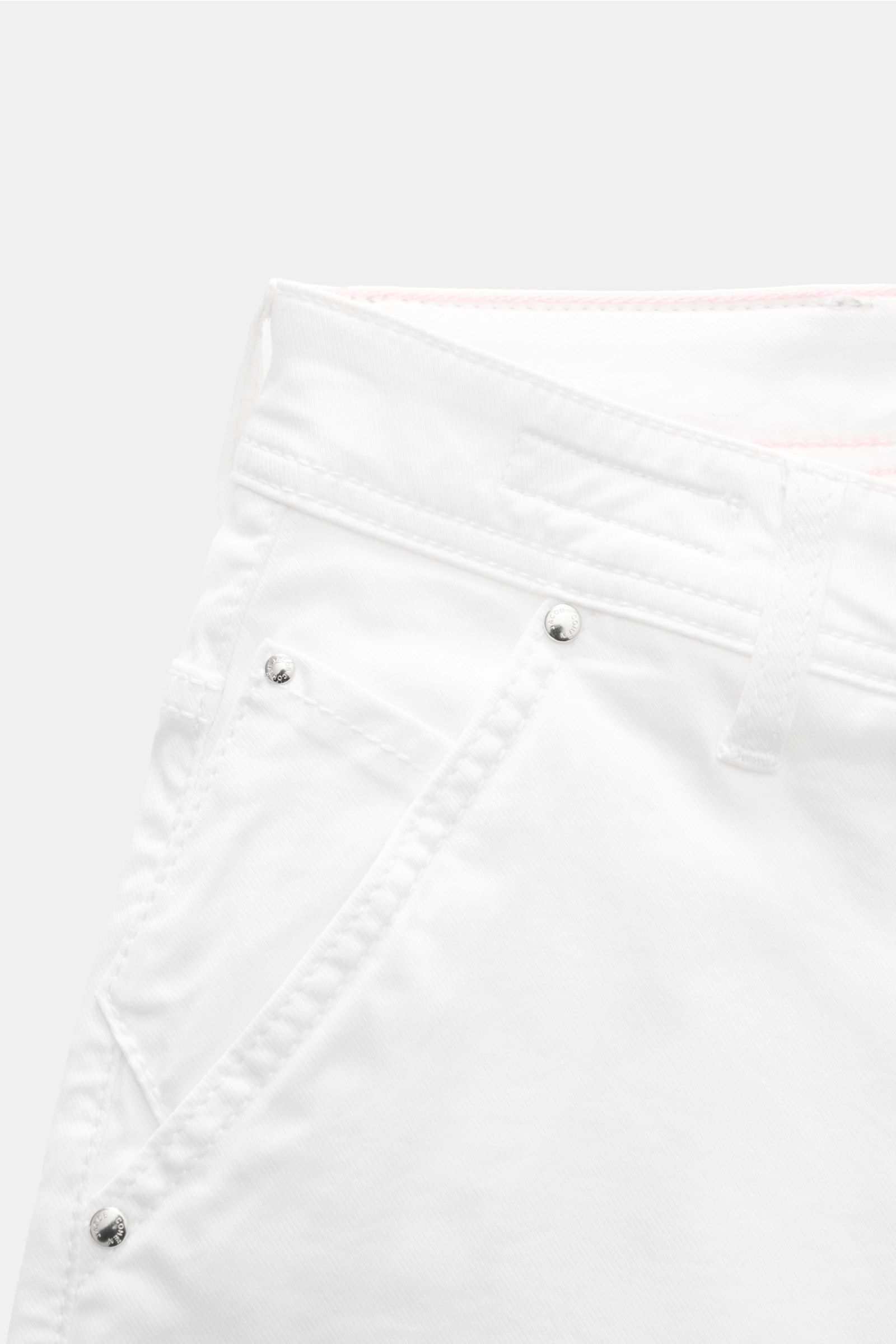 Close-up of Jacob Cohen Bermudas 'Lou' white showing front pocket details, button fly, and stitching from a top-front angle; Summer as it should be: The 'Lou' bermudas by JACOB COHEN combine the distinctive style of the Italian denim label with the brand'
