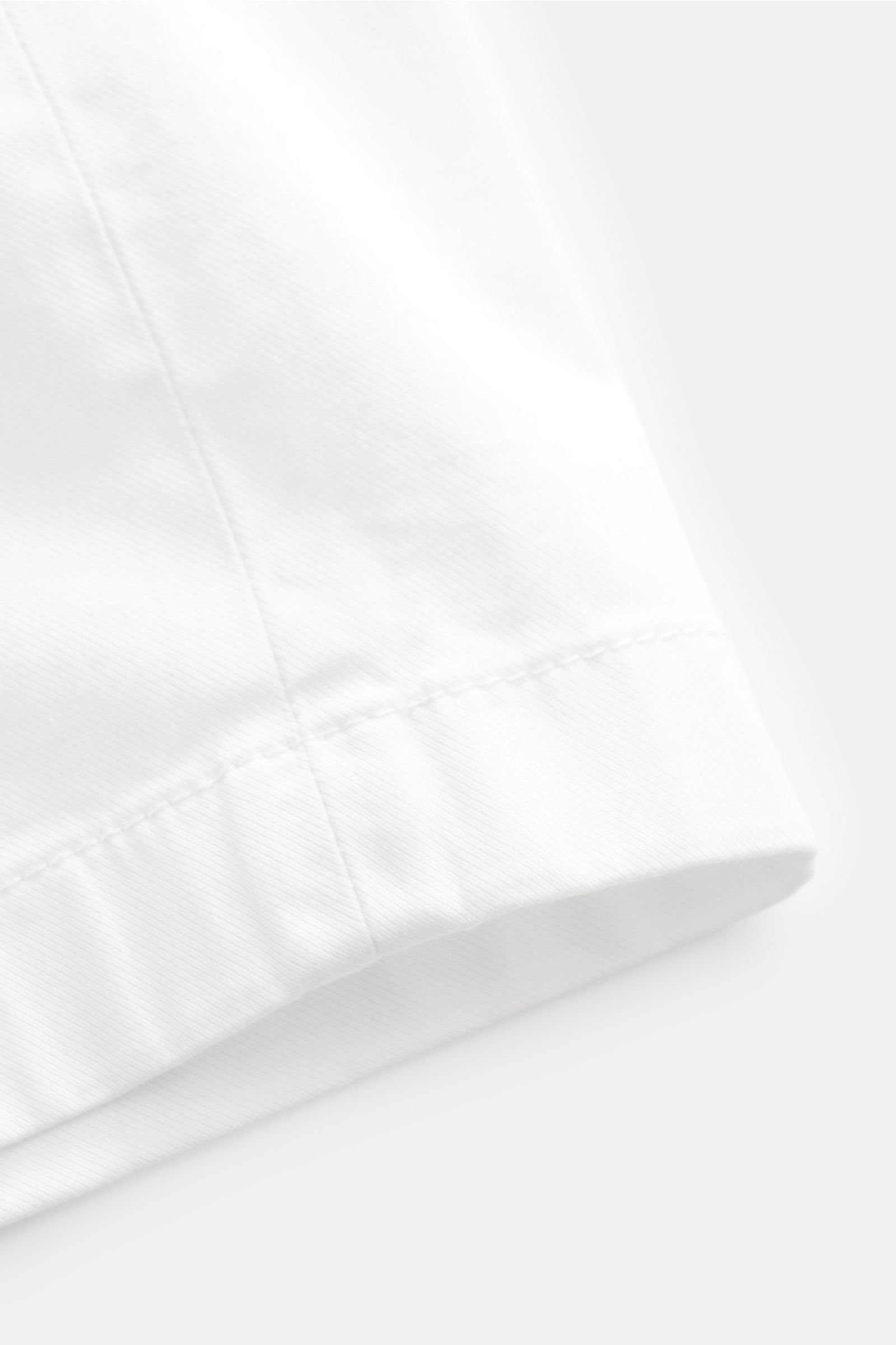 Close-up side view of Jacob Cohen Bermudas 'Lou' white, showcasing fine twill fabric with soft feel and neat stitching.

Description: Summer as it should be: The 'Lou' bermudas by JACOB COHEN combine the distinctive style of the Italian denim label wit