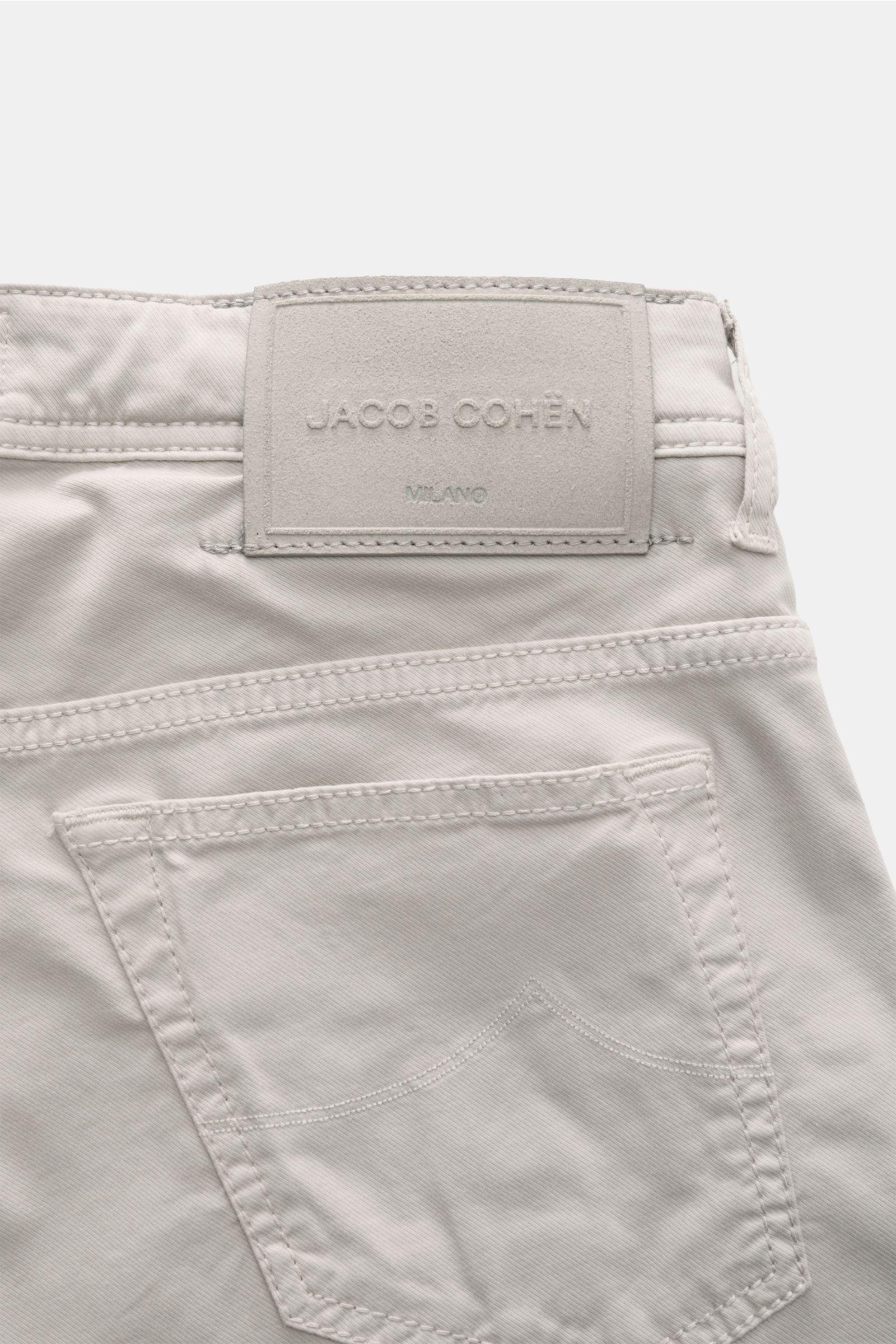 Jacob Cohen Bermudas 'Lou' hellgrau, Rückansicht, weicher Baumwolle-Lyocell-Mix, elastisch, Regular Fit, French Taschen, Leather Patch.