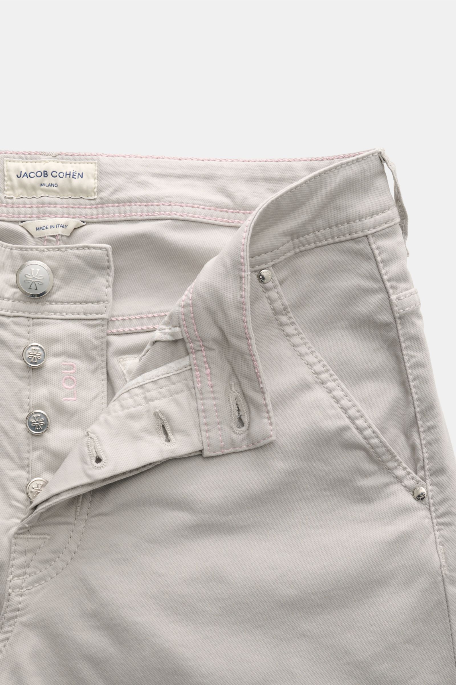 Jacob Cohen Bermudas 'Lou' hellgrau, Detailaufnahme von vorne oben, Baumwolle-Lyocell-Mix, Button Fly, Taschen, Regular Fit, garment dyed.