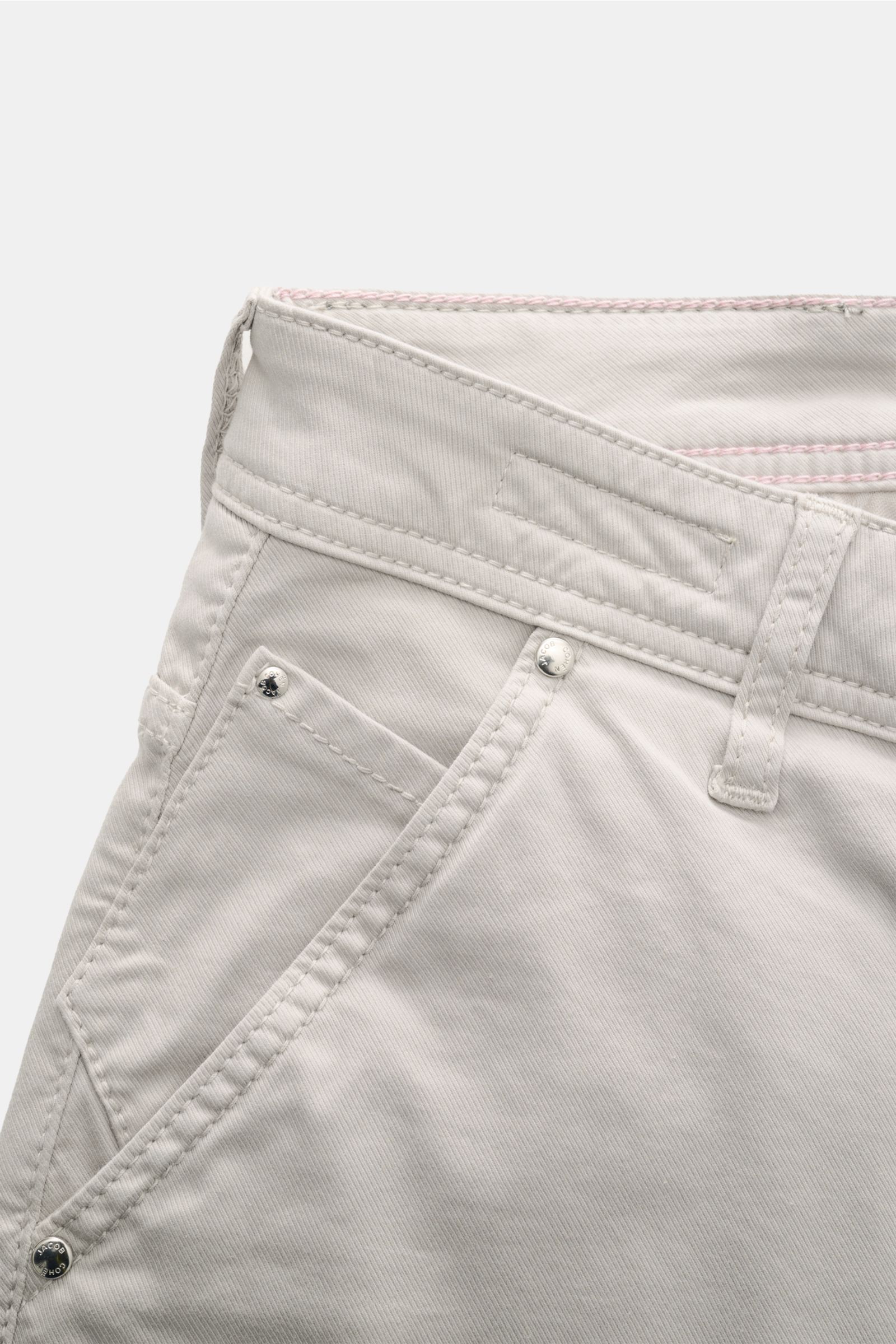 Jacob Cohen Bermudas 'Lou' hellgrau, Nahaufnahme der Bund- und Taschenpartie, Baumwolle-Lyocell-Mix, elastisch, Regular Fit, Button Fly.