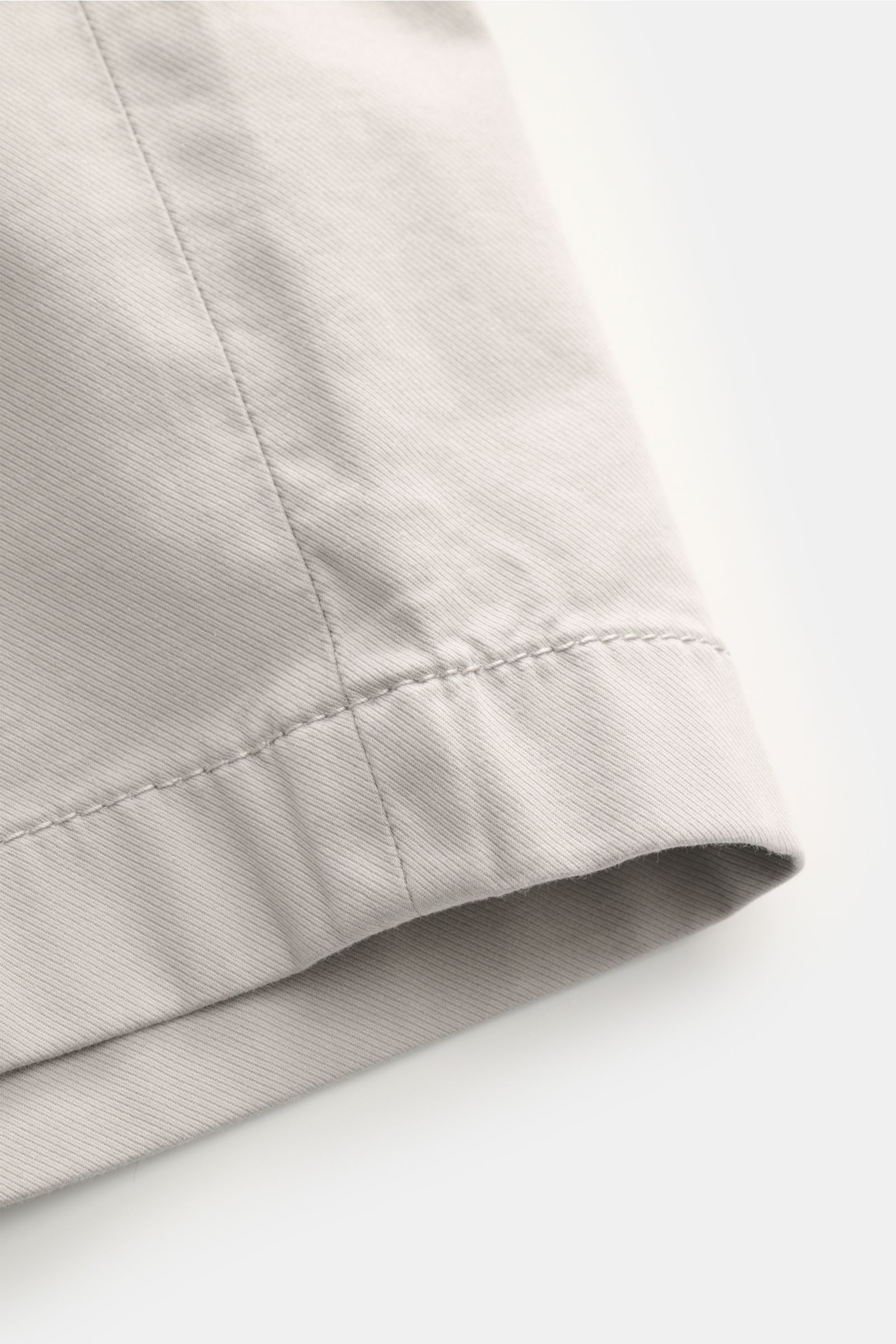 Jacob Cohen Bermudas 'Lou' hellgrau Detailaufnahme des Saums aus Baumwolle-Lyocell-Mix, weicher Griff, feiner Twill, garment dyed.