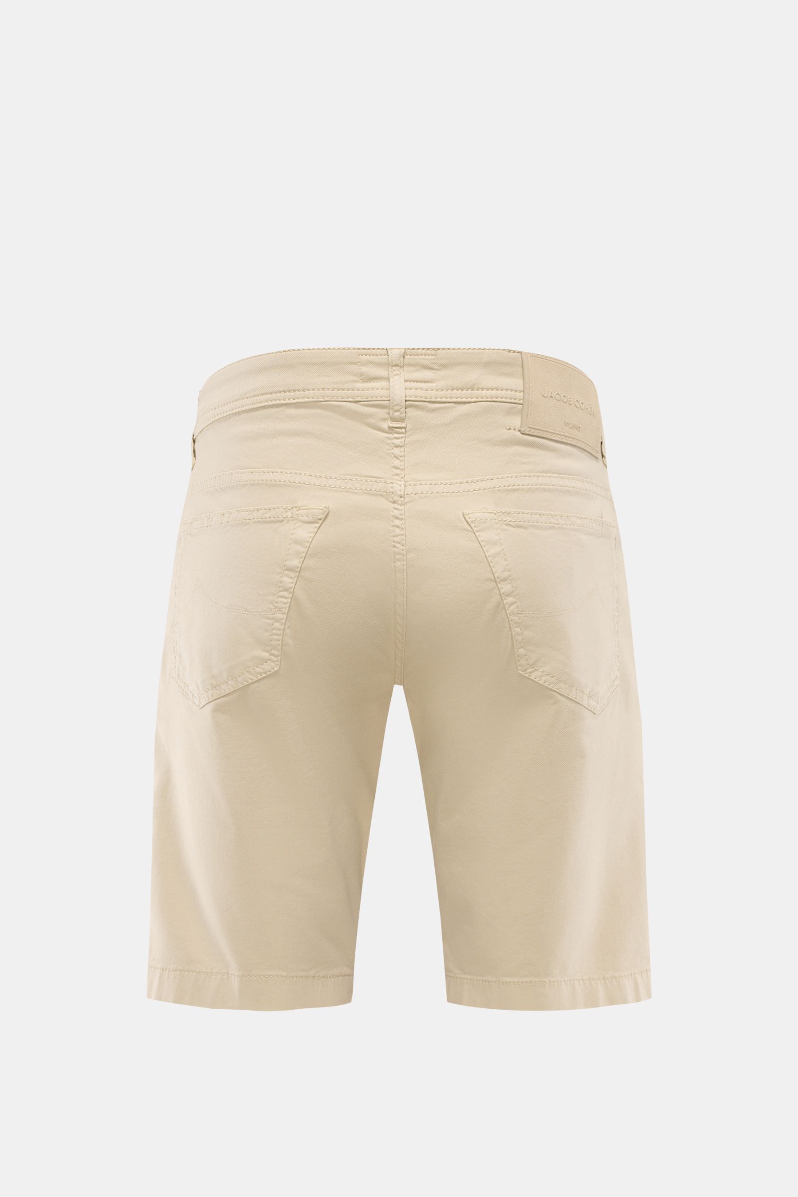 Rear view of Jacob Cohen Bermudas 'Lou' beige, showing fine twill fabric, patch back pockets, and leather patch on waistband.

Description: Summer as it should be: The 'Lou' bermudas by JACOB COHEN combine the distinctive style of the Italian denim lab
