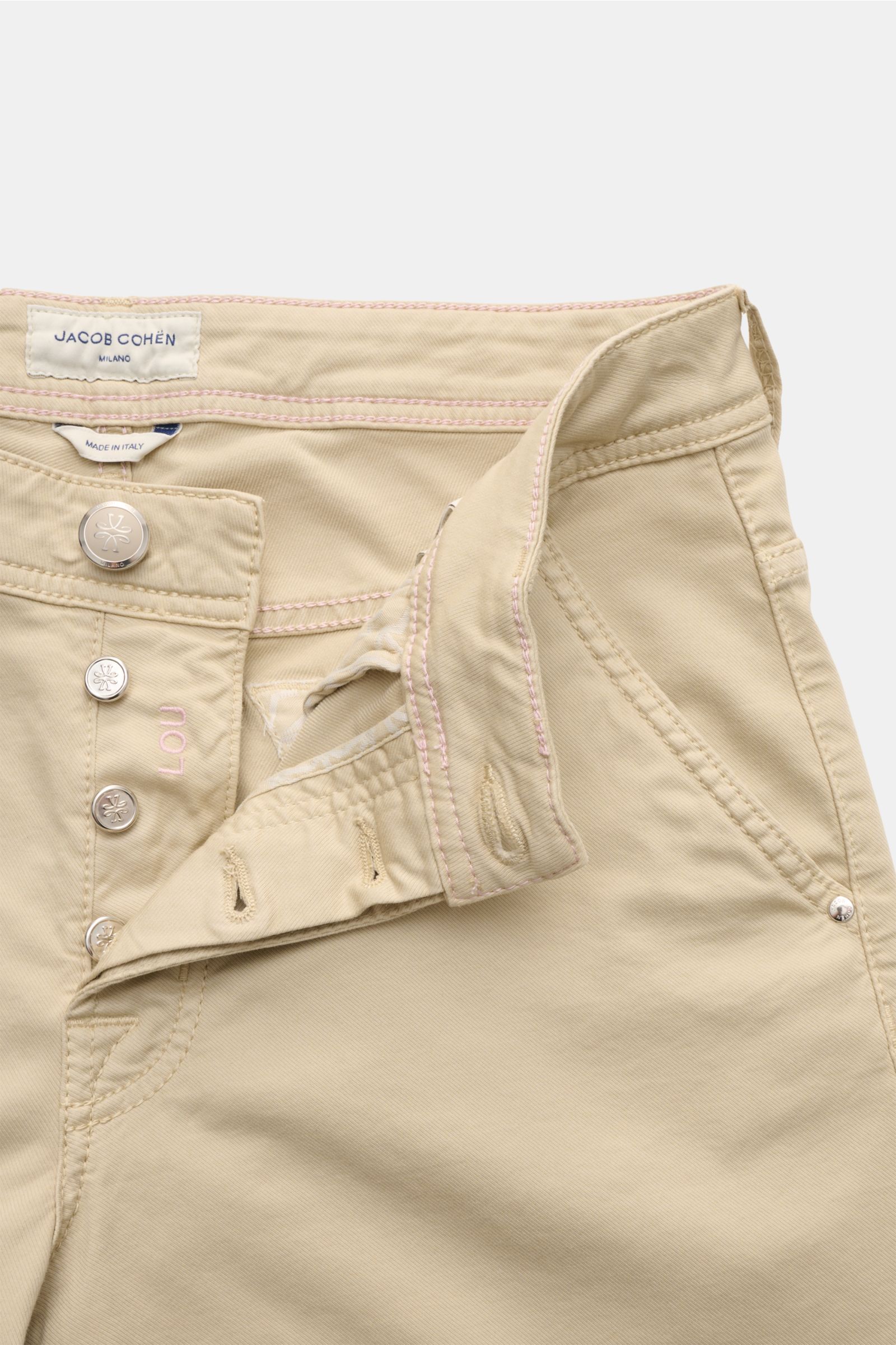 Close-up front view of Jacob Cohen Bermudas 'Lou' beige with open button fly, showing fine twill fabric and pink stitching.

Summer as it should be: The 'Lou' bermudas by JACOB COHEN combine the distinctive style of the Italian denim label with the bra