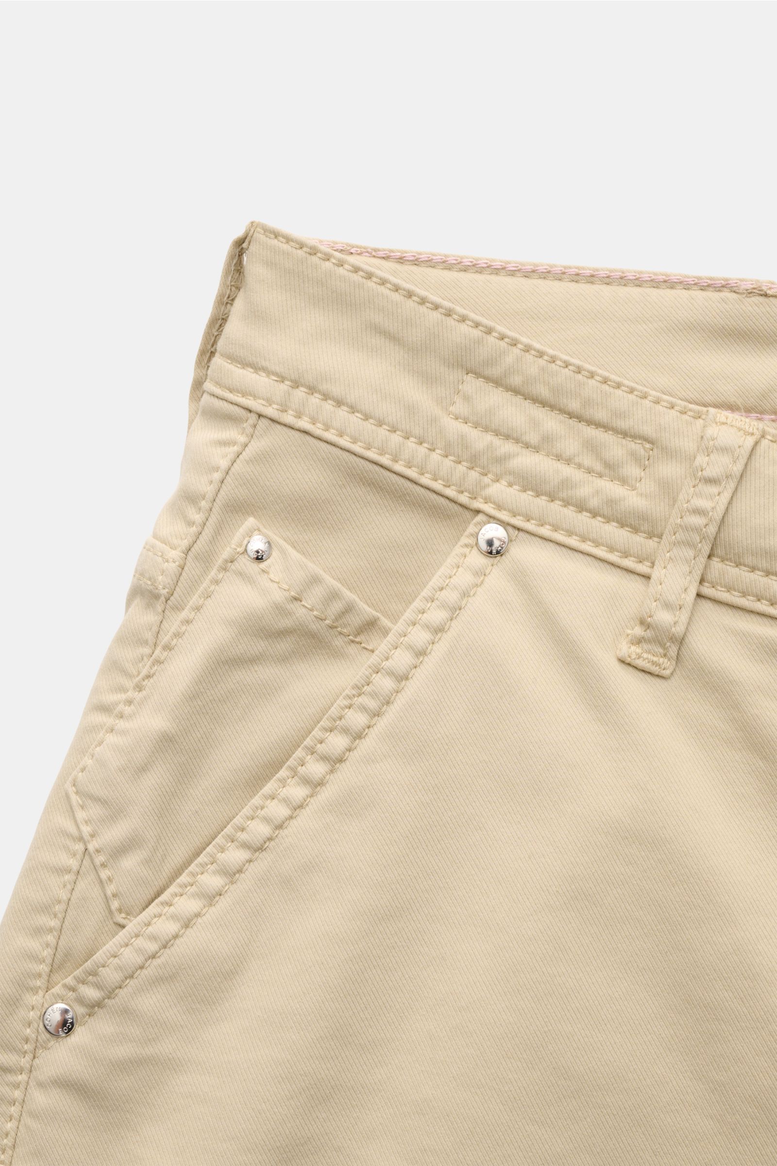 Close-up front-side view of Jacob Cohen Bermudas 'Lou' beige showing fine twill fabric, French pockets, stitch details, and button fly.

Description: 
Summer as it should be: The 'Lou' bermudas by JACOB COHEN combine the distinctive style of the Italia