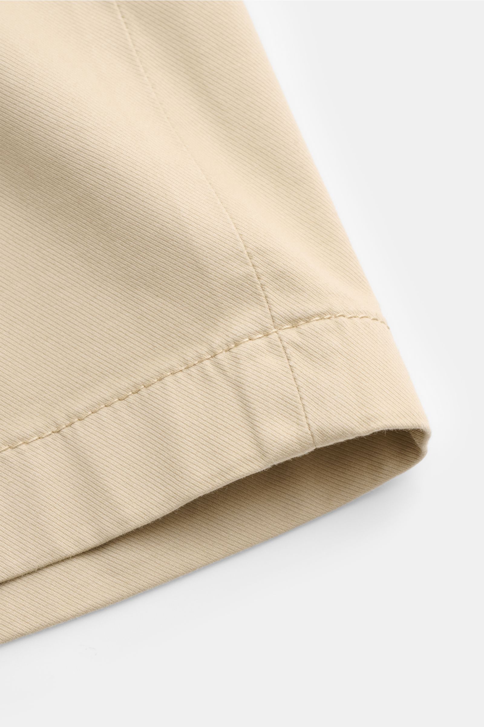 Close-up side view of the hem of beige Jacob Cohen Bermudas 'Lou' showing fine twill fabric and stitching detail.

Summer as it should be: The 'Lou' bermudas by JACOB COHEN combine the distinctive style of the Italian denim label with the brand's signa