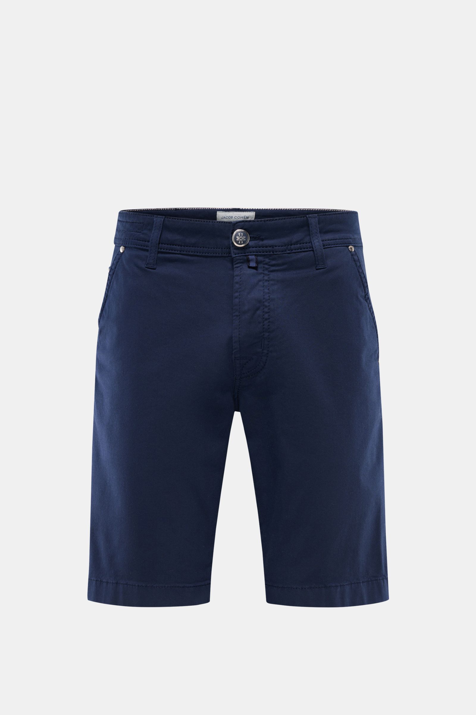 Jacob Cohen Bermudas 'Lou' navy shown from the front, made of lightweight cotton and lyocell blend with elasticated, soft fine twill fabric.  
Summer as it should be: The 'Lou' bermudas by JACOB COHEN combine the distinctive style of the Italian denim 