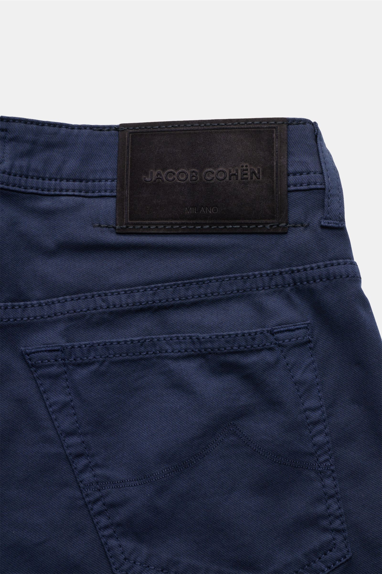 Close-up rear view of Jacob Cohen Bermudas 'Lou' navy showing fine twill fabric, patch back pockets, and leather brand patch.

Description: 
Summer as it should be: The 'Lou' bermudas by JACOB COHEN combine the distinctive style of the Italian denim la
