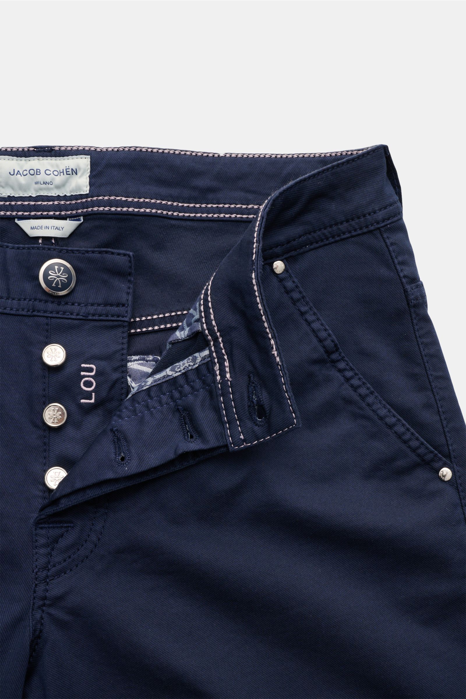 Close-up front view of Jacob Cohen Bermudas 'Lou' navy with button fly, visible stitching, and fabric details showcasing high-quality cotton and lyocell blend.

Description: Summer as it should be: The 'Lou' bermudas by JACOB COHEN combine the distinct