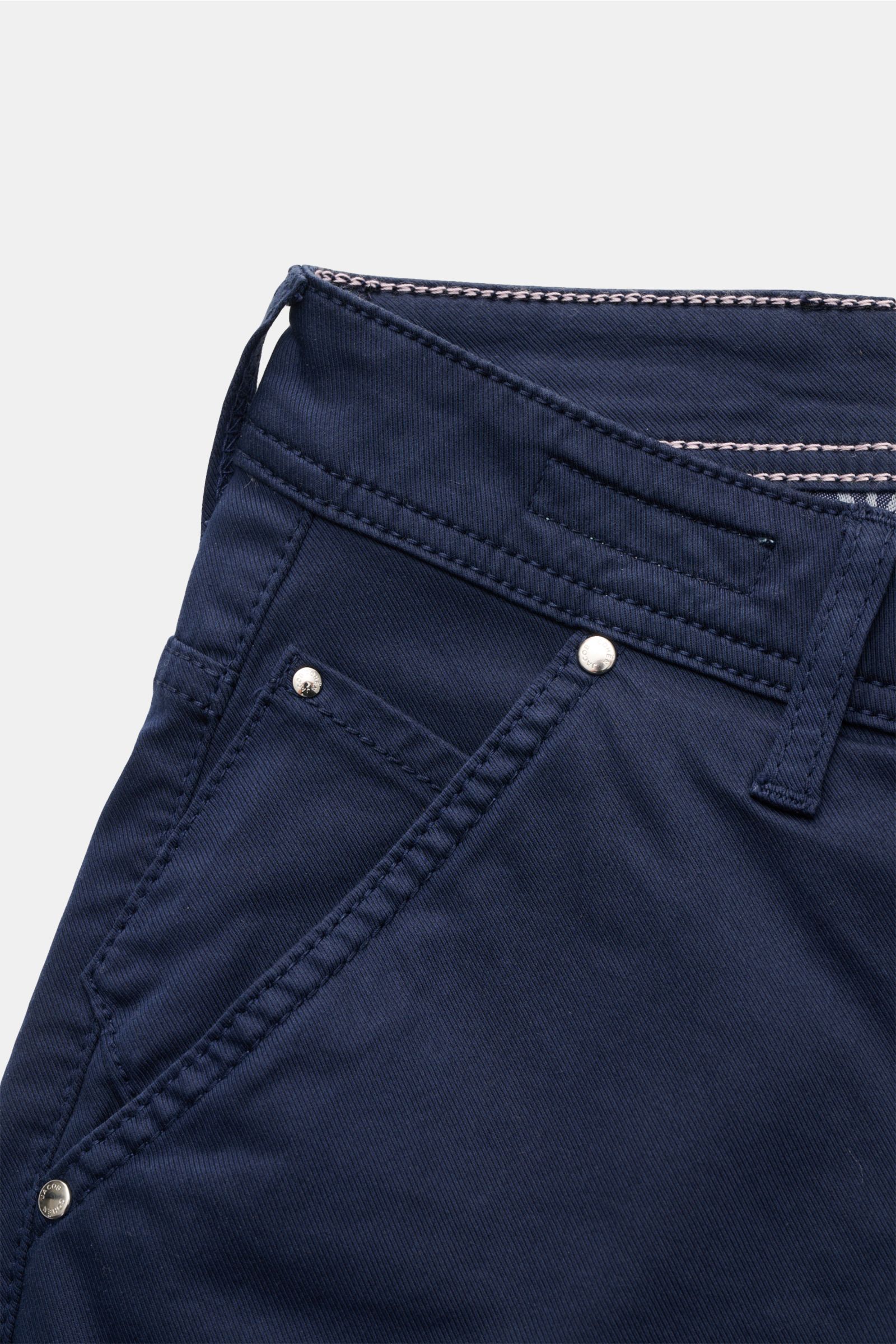 Close-up front view of Jacob Cohen Bermudas 'Lou' navy, highlighting fine twill fabric, button fly, and French pockets.

Summer as it should be: The 'Lou' bermudas by JACOB COHEN combine the distinctive style of the Italian denim label with the brand's