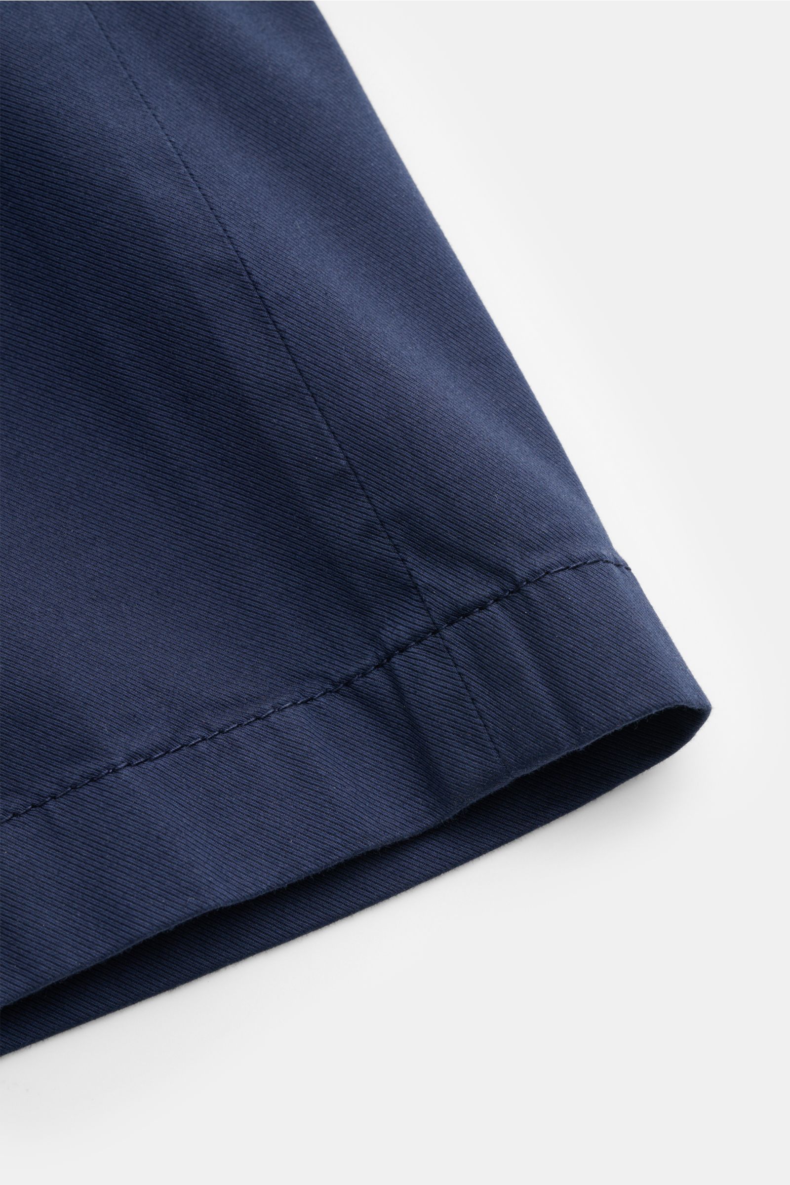 Close-up side detail of the Jacob Cohen Bermudas 'Lou' navy, showing fine twill fabric and stitching from a front angle.

Summer as it should be: The 'Lou' bermudas by JACOB COHEN combine the distinctive style of the Italian denim label with the brand'