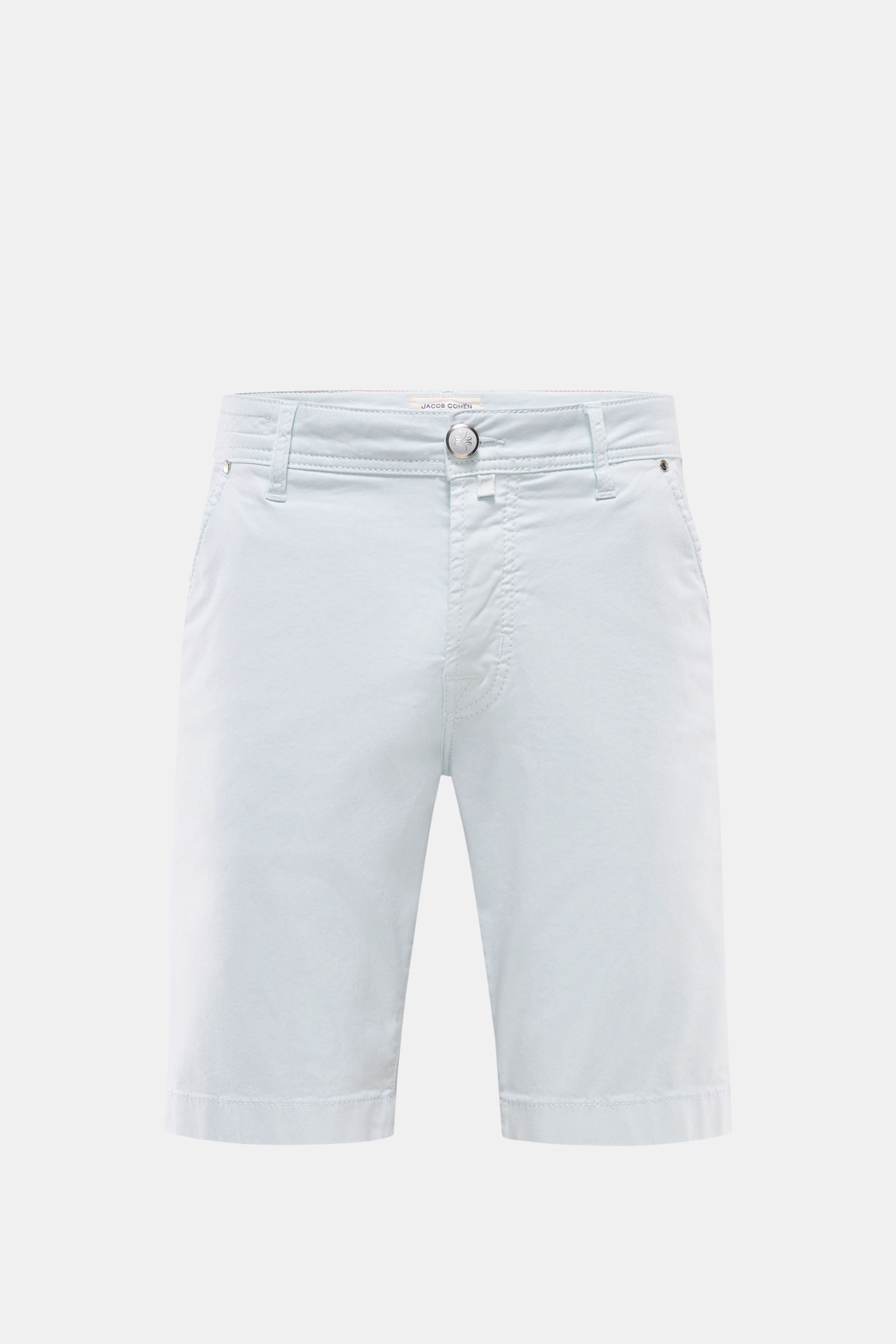 Front view of Jacob Cohen Bermudas 'Lou' pastel blue, lightweight cotton and lyocell blend, regular fit with button fly and pockets.

Summer as it should be: The 'Lou' bermudas by JACOB COHEN combine the distinctive style of the Italian denim label wit
