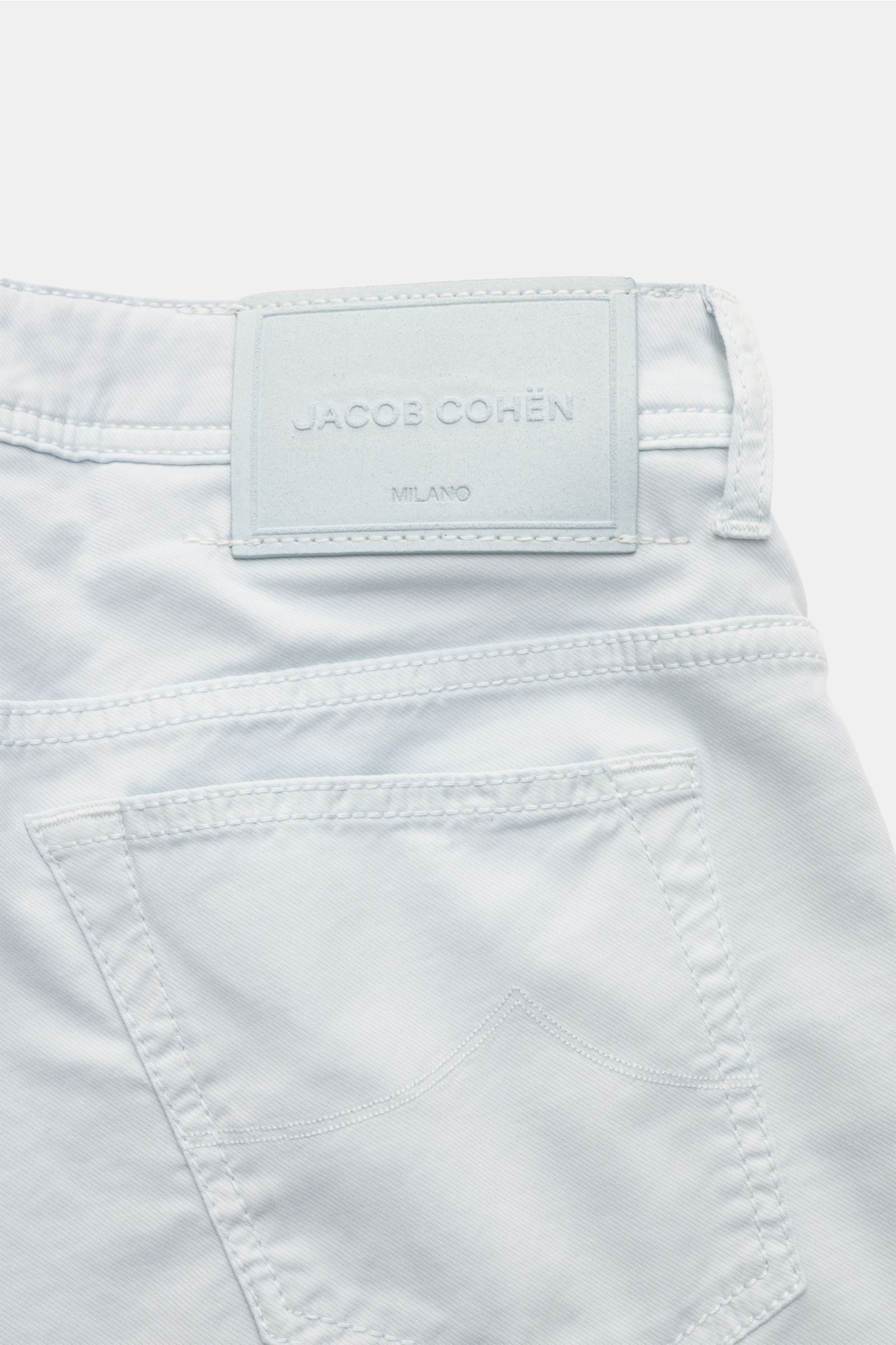Close-up rear view of Jacob Cohen Bermudas 'Lou' pastel blue showing patch back pockets, leather patch, and fine twill fabric.

Summer as it should be: The 'Lou' bermudas by JACOB COHEN combine the distinctive style of the Italian denim label with the 