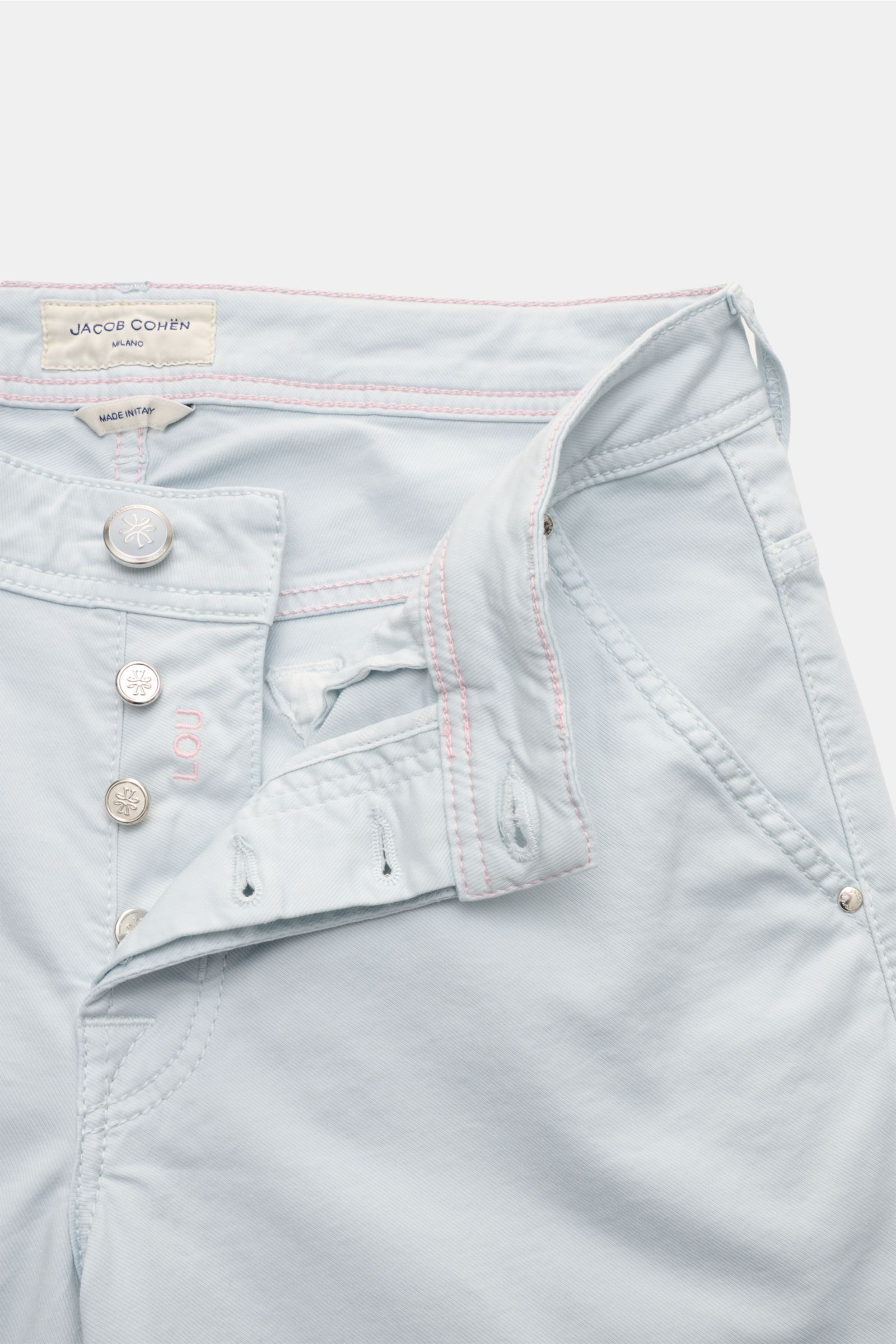 Close-up front view of Jacob Cohen Bermudas 'Lou' pastel blue showing button fly, pink stitching, and fabric texture.

Summer as it should be: The 'Lou' bermudas by JACOB COHEN combine the distinctive style of the Italian denim label with the brand's s