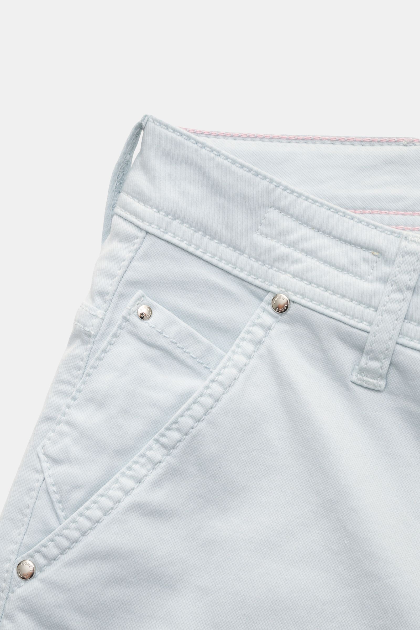 Close-up top-front view of Jacob Cohen Bermudas 'Lou' pastel blue, featuring fine twill, button fly, French pockets, and leather patch.

Summer as it should be: The 'Lou' bermudas by JACOB COHEN combine the distinctive style of the Italian denim label 