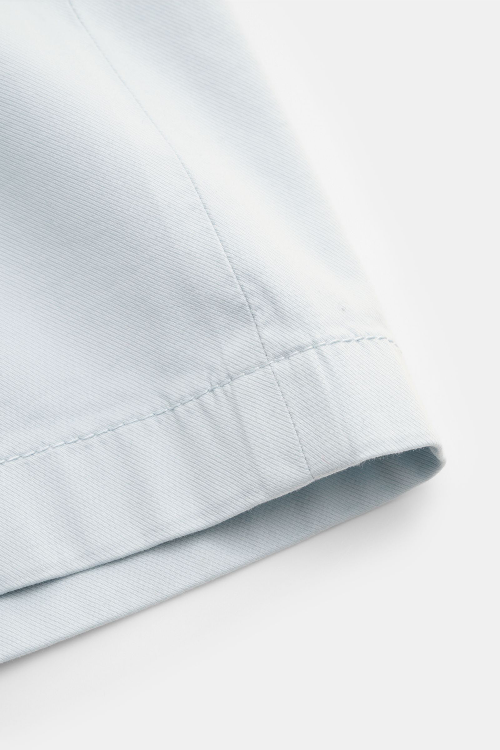 Close-up side view of Jacob Cohen Bermudas 'Lou' pastel blue showing fine twill fabric and stitching detail on lightweight cotton and lyocell blend.

Summer as it should be: The 'Lou' bermudas by JACOB COHEN combine the distinctive style of the Italian