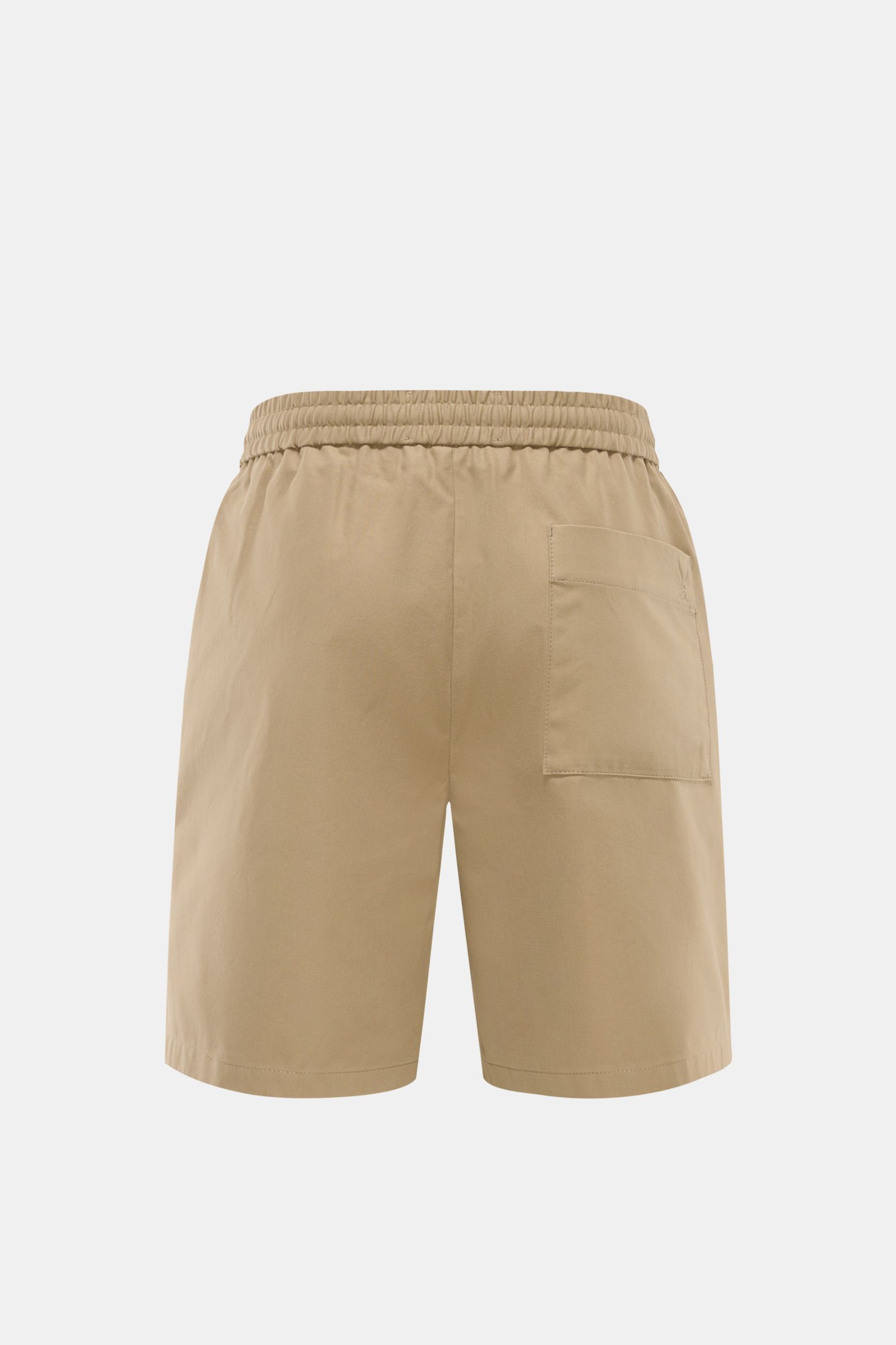 Rückansicht der taupefarbenen Ami Paris Shorts aus Baumwoll-Twill mit elastischem Bund, Gesäßtasche und Logo-Stitching.