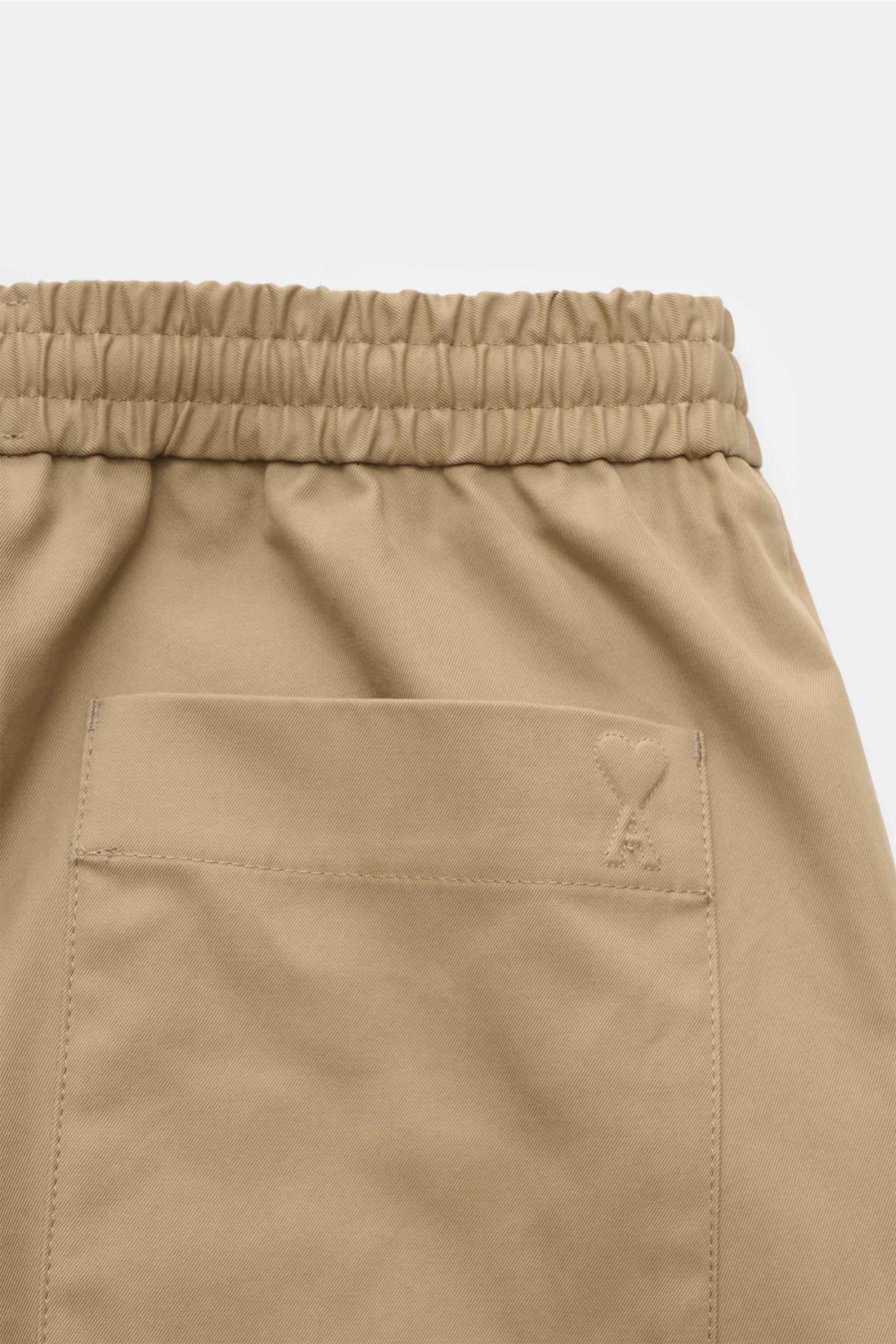 Ami Paris Shorts taupe aus reinem Baumwoll-Twill, Detail Rückansicht mit elastischem Bund, aufgesetzter Gesäßtasche und Logo-Stitching.