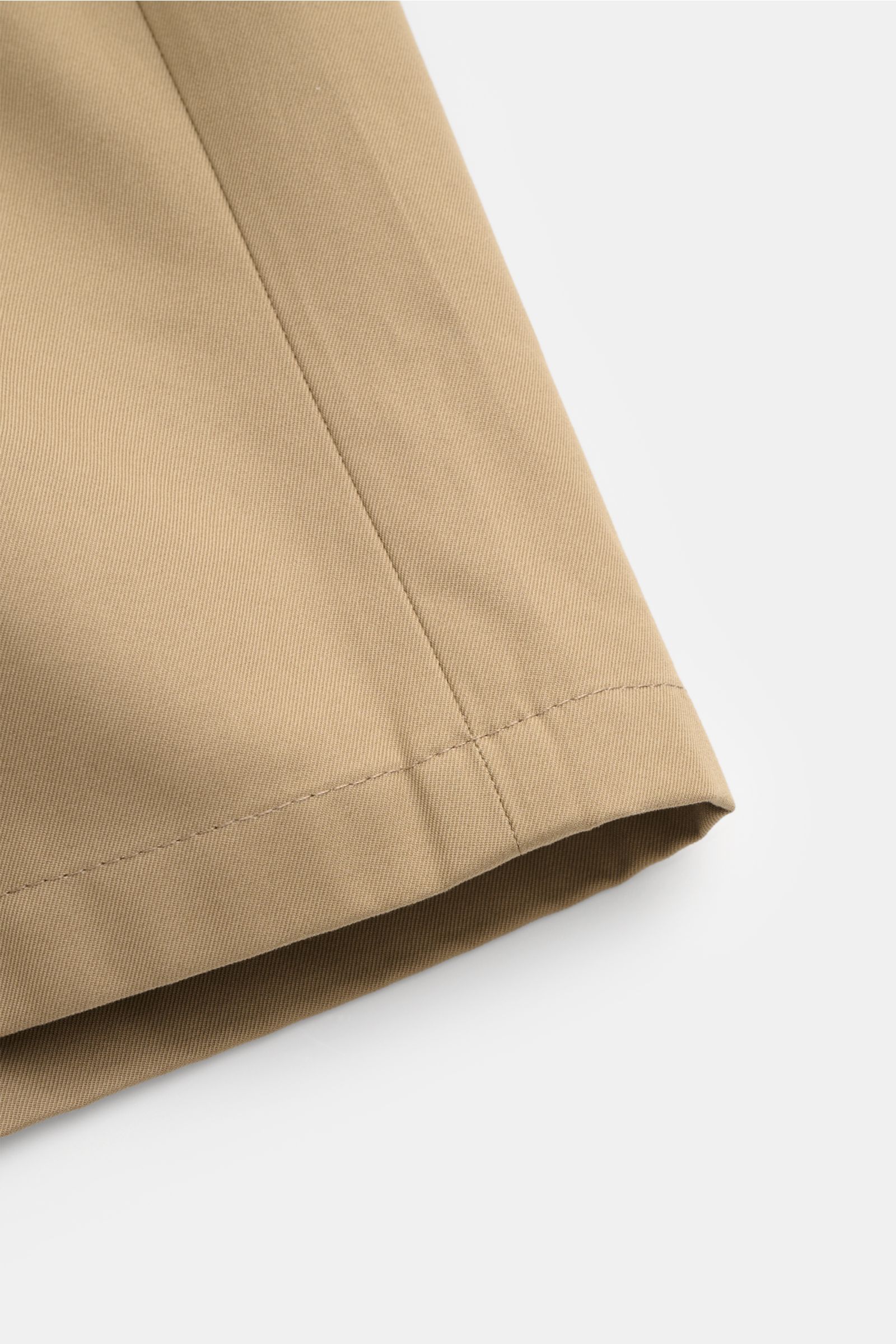Nahaufnahme der Ami Paris Shorts taupe aus reinem Baumwoll-Twill mit glattem Griff, Regular Fit und elastischem Bund, Detail von Saum und Naht.