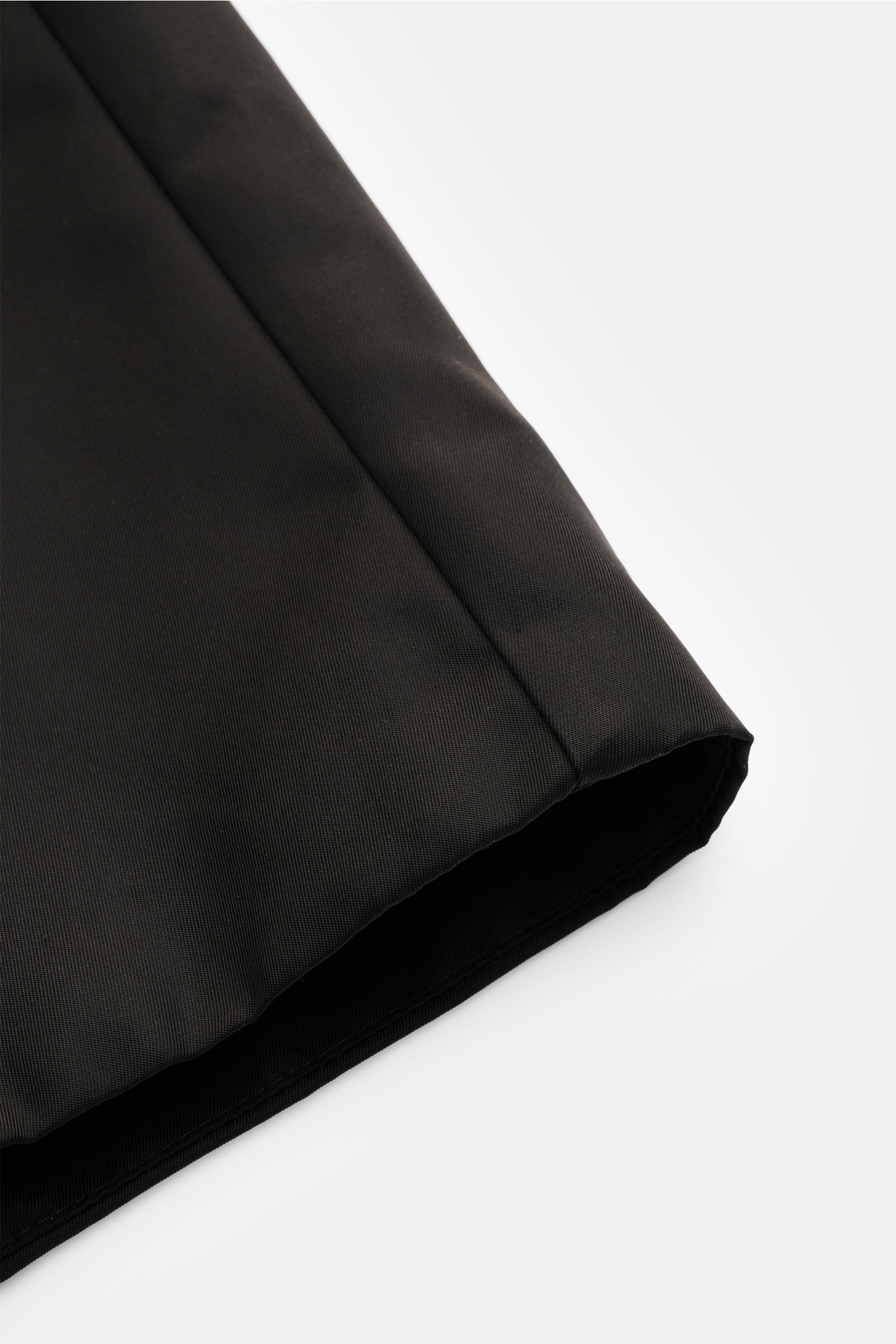 Nahaufnahme der Ami Paris Shorts schwarz, Popeline aus Nylon, glatter Griff, Regular Fit, elastischer Bund mit Tunnelzug, Detailansicht vom Saum.