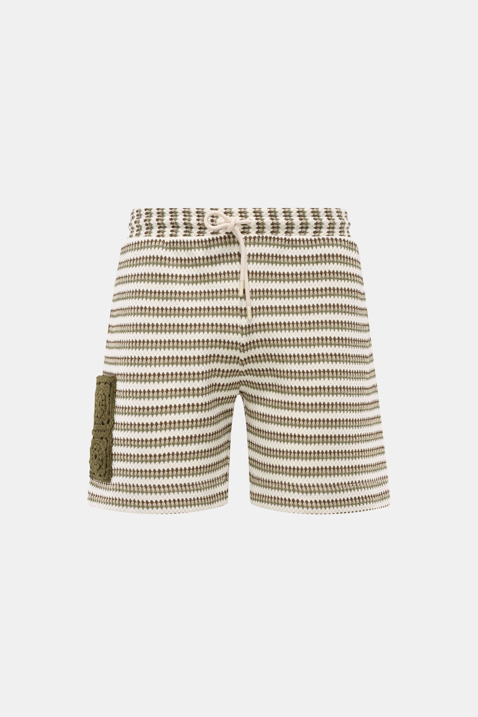 Ché Shorts 'Mathias' creme/salbei/dark olive gestreift, frontale Nahaufnahme, Strick-Shorts mit Häkel-Tasche, Tunnelzugbund, Regular Fit.