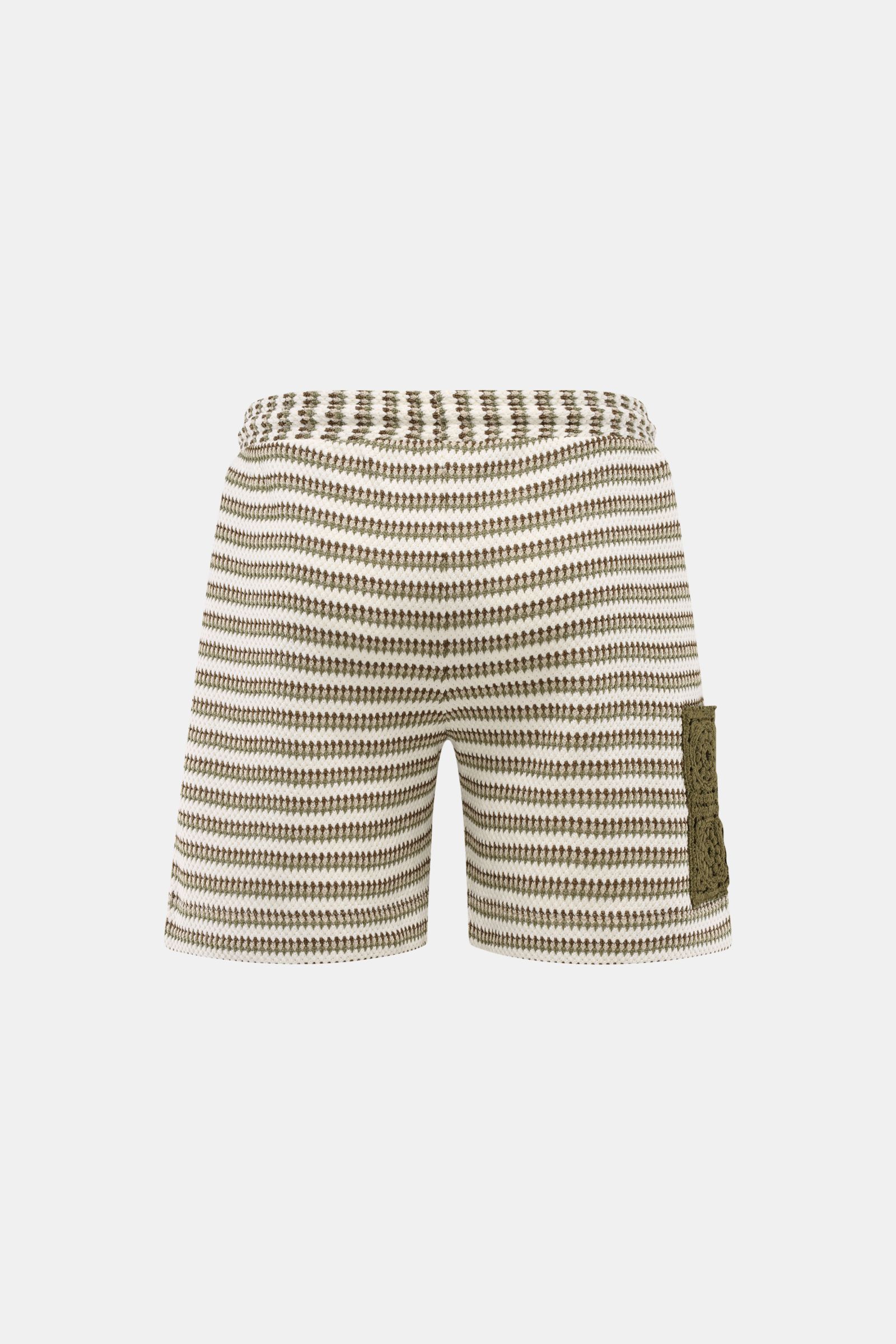Ché Shorts 'Mathias' creme/salbei/dark olive gestreift, frontale Nahaufnahme, gestrickte Shorts mit regulierbarem Bund, Häkel-Tasche, Baumwoll-Mix.