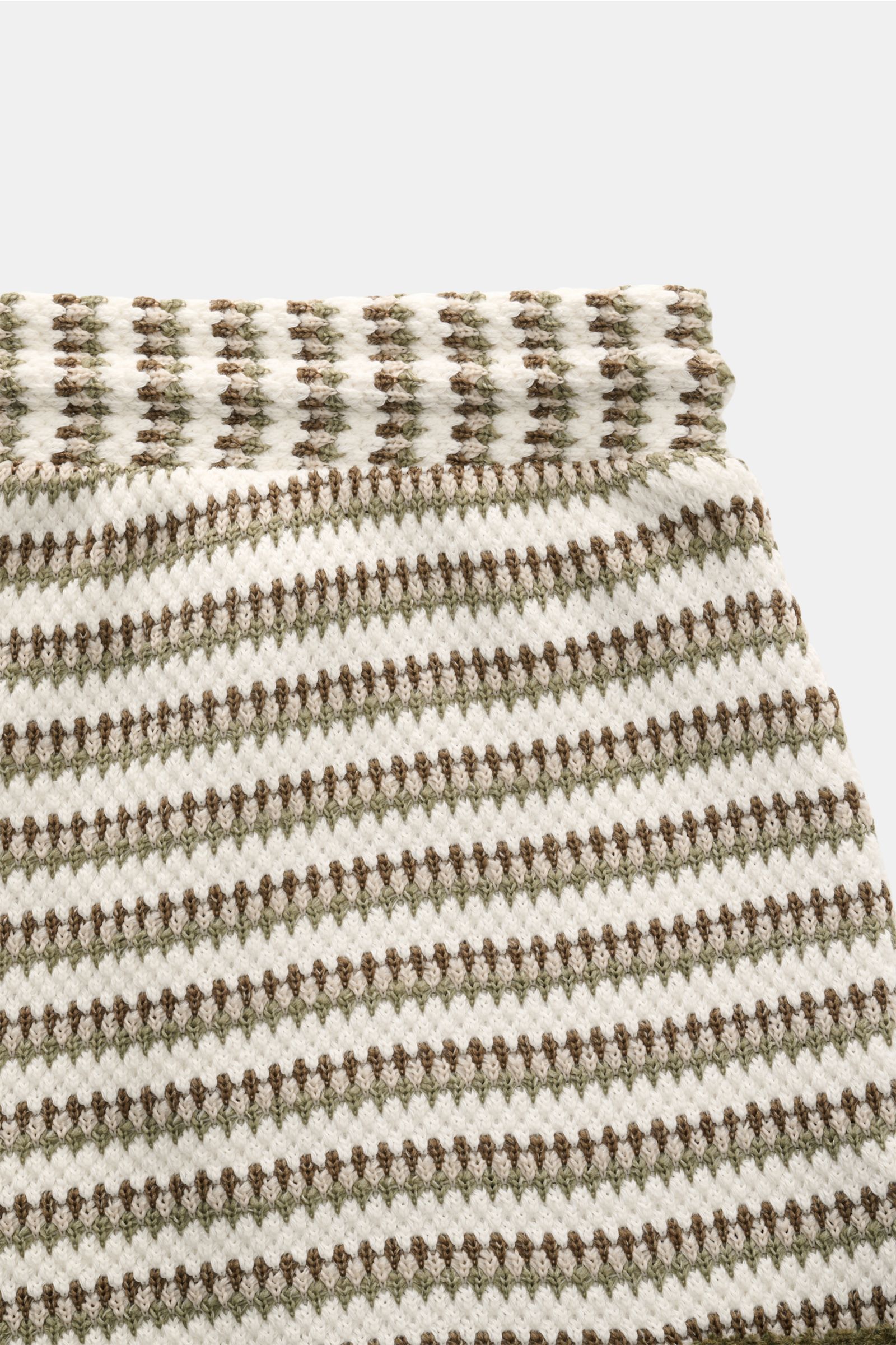 Nahaufnahme der Ché Shorts 'Mathias' creme/salbei/dark olive gestreift mit feinem Strukturstrick, regulierbarem Bund und Häkel-Tasche, frontal fotografiert.