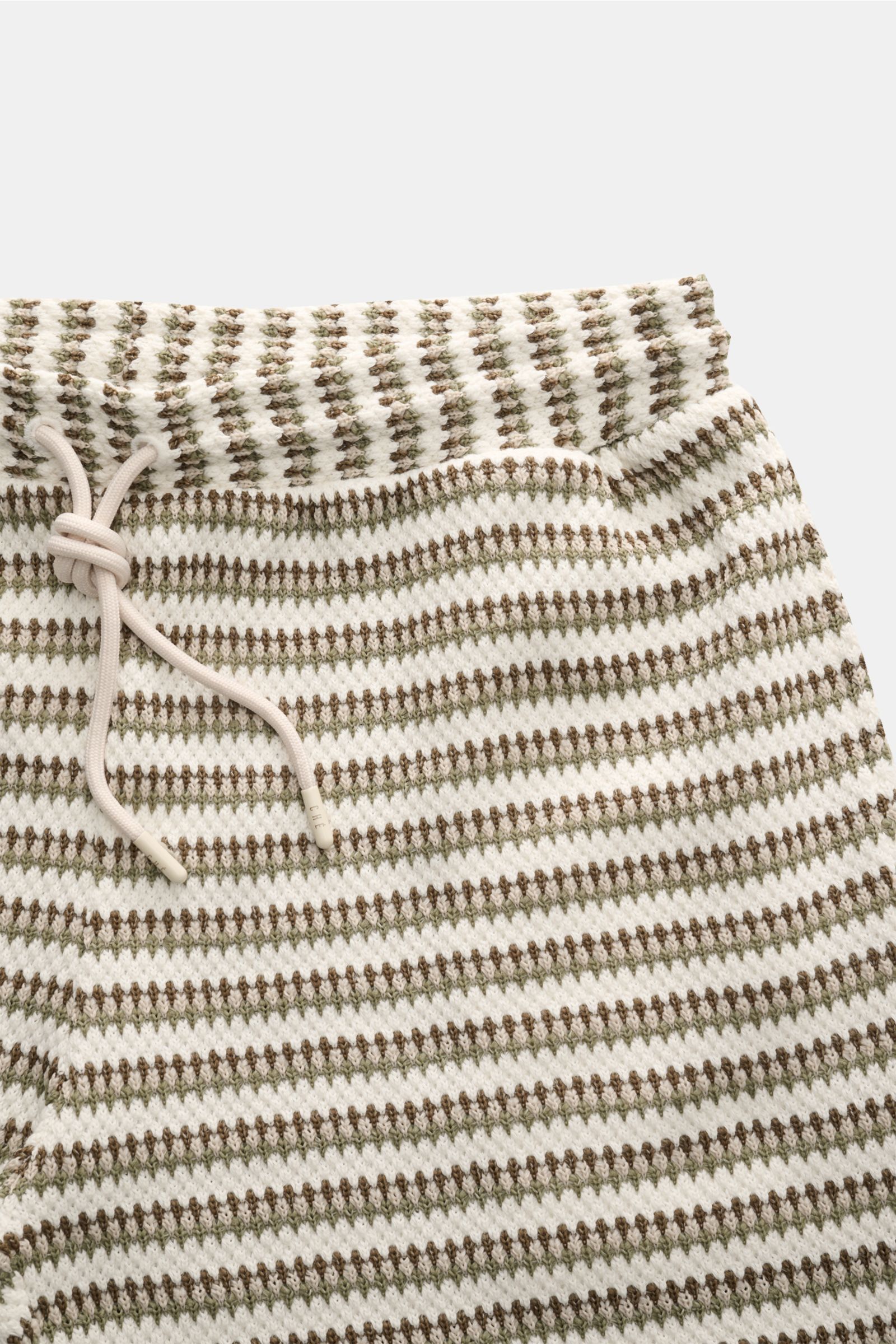 Nahaufnahme der Ché Shorts 'Mathias' creme/salbei/dark olive gestreift mit regulierbarem Bund, Tunnelzug und feinem Strukturstrick.