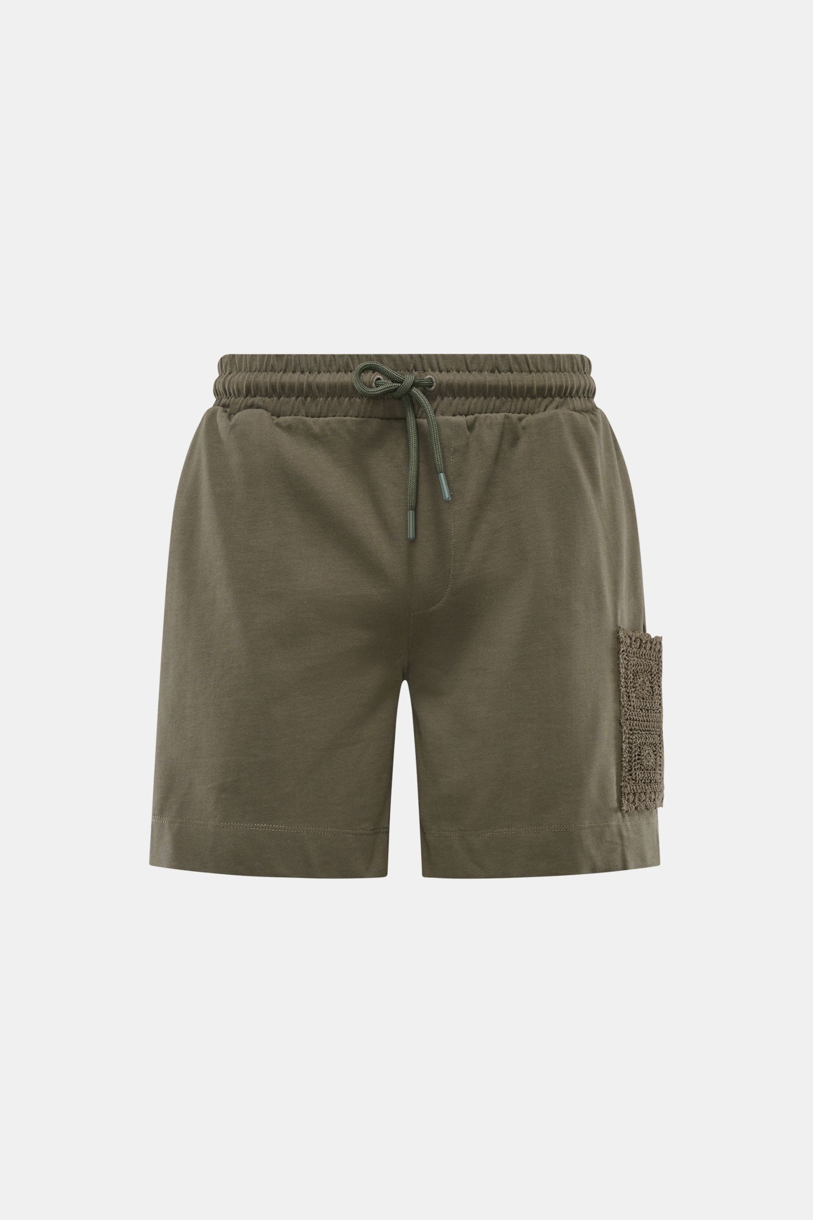 Frontale Nahaufnahme der Ché Sweat-Shorts 'Inigo' dark olive mit regulierbarem Bund, seitlichen Taschen und aufgesetzter Häkel-Tasche, reine Baumwolle, Regular Fit.