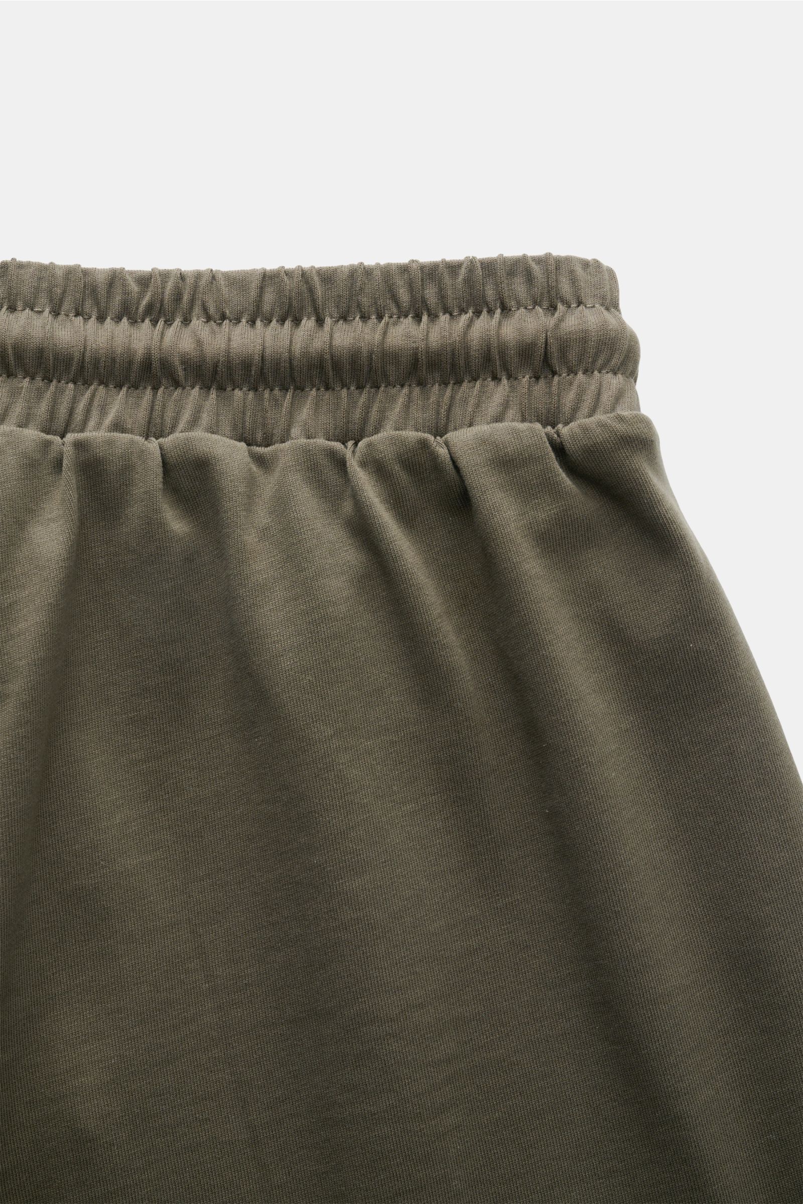 Detailansicht des elastischen Bundes der Ché Sweat-Shorts 'Inigo' dark olive aus weicher, reiner Baumwolle mit Tunnelzug für sommerliche Lässigkeit.