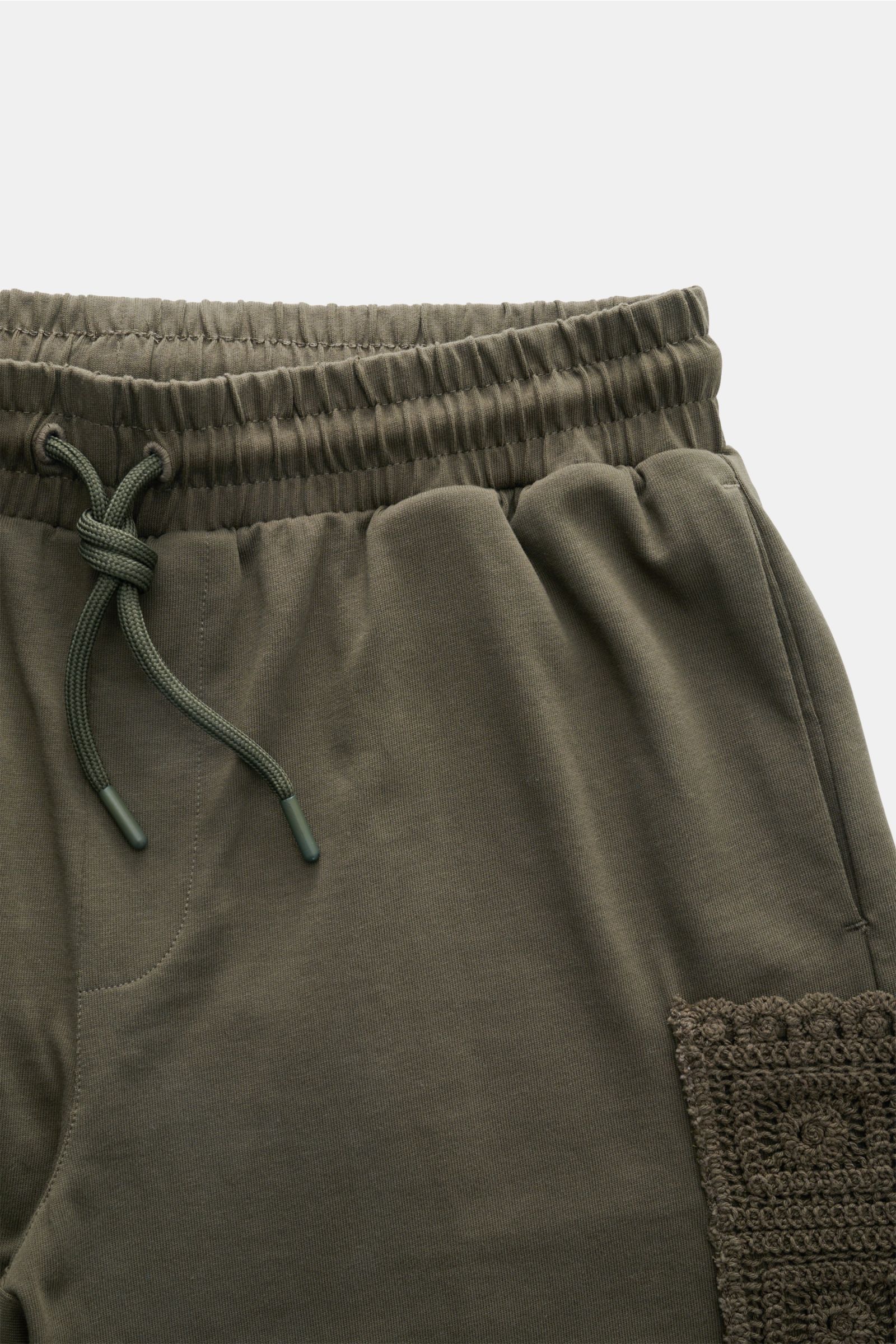 Ché Sweat-Shorts 'Inigo' dark olive, Detailfoto von oben, Baumwolle, Regular Fit, Tunnelzugbund, Häkel-Tasche, Seitentaschen, weicher Griff.