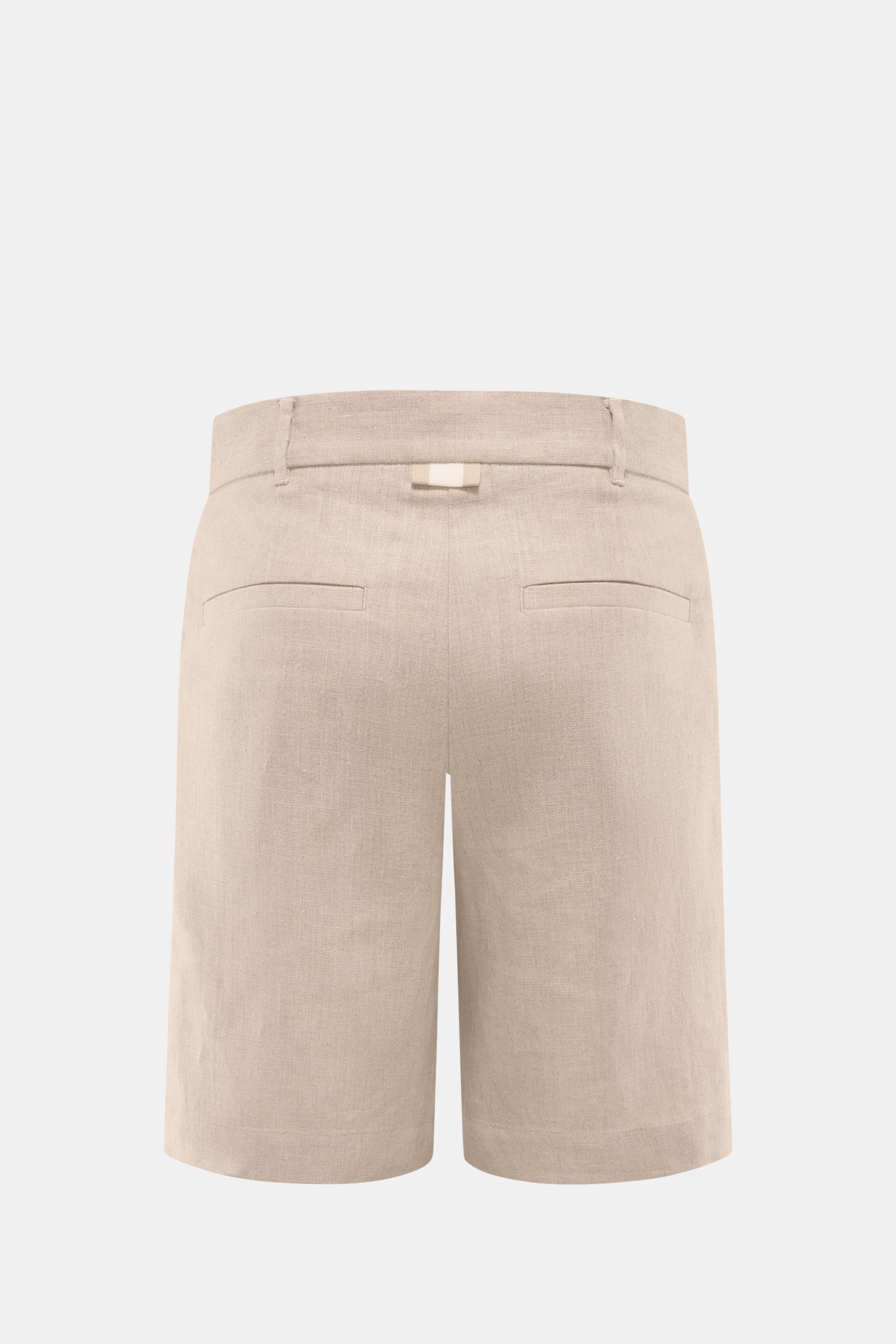 Rückansicht der Ché Leinenshorts 'Nevis' beige aus reinem Leinen mit Regular Fit, französischen und Leistentaschen, Reißverschluss, Bundknopf und Grosgrain-Detail.