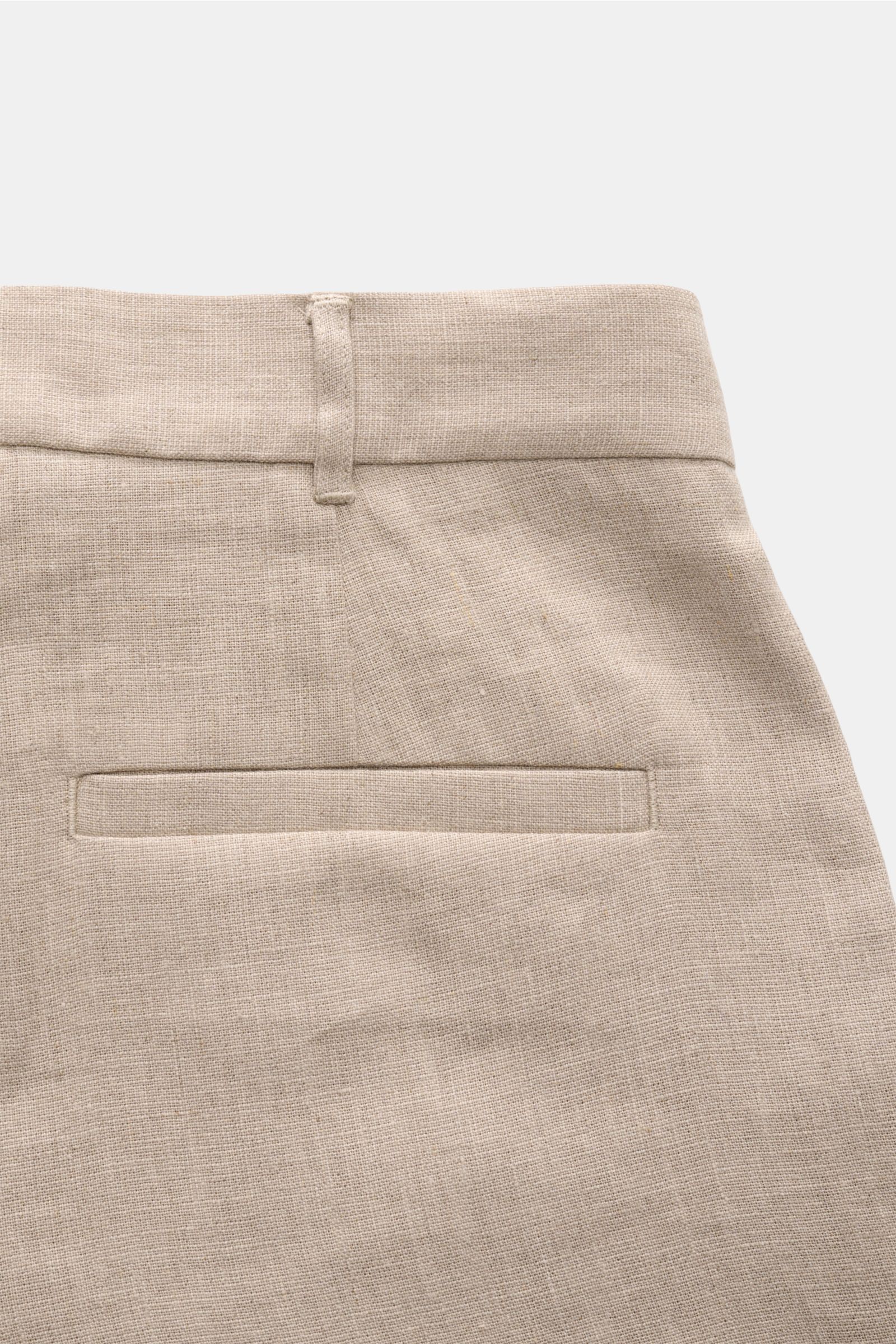 Nahaufnahme der Rückseite der Ché Leinenshorts 'Nevis' beige aus reinem Leinen, Regular Fit mit Leistentasche und Gürtelriegel.