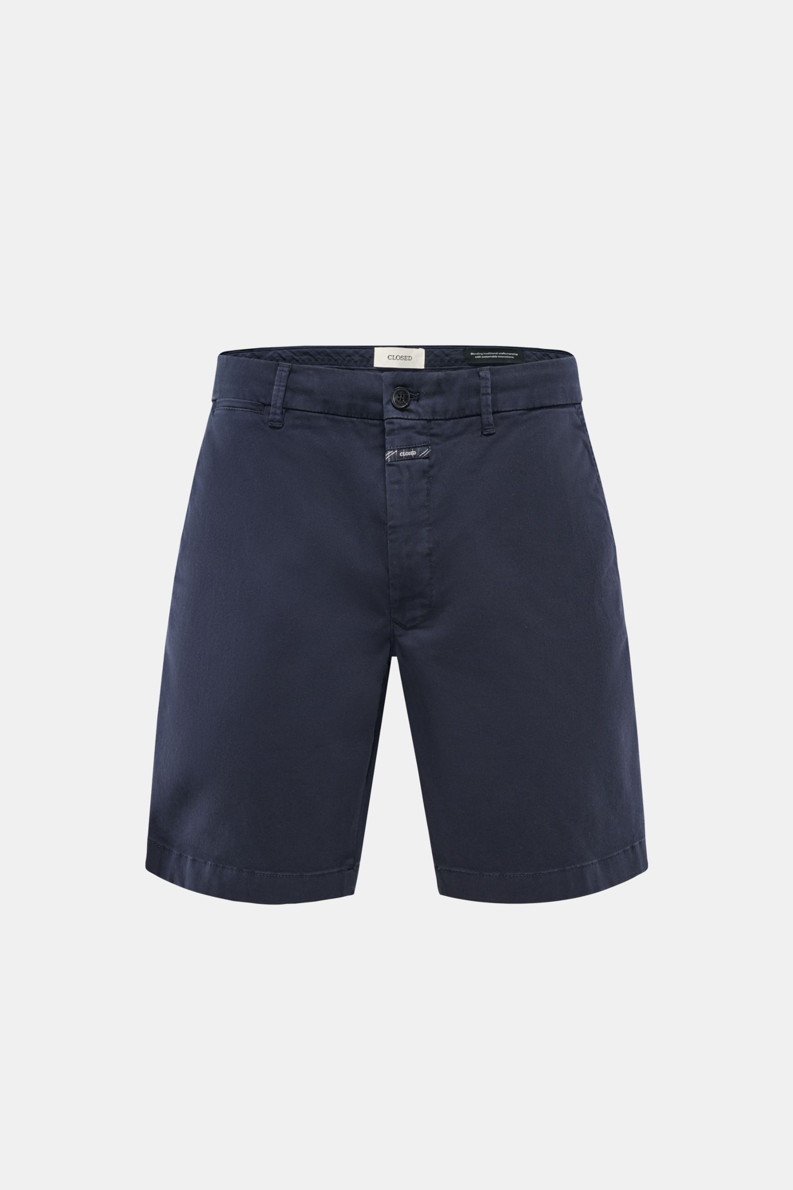 Frontansicht der Closed Shorts navy aus leicht elastischem Baumwoll-Twill, Regular Fit mit Tunnelzug, Reißverschluss, Bundknopf, französischen Taschen und paspelierten Gesäßtaschen.